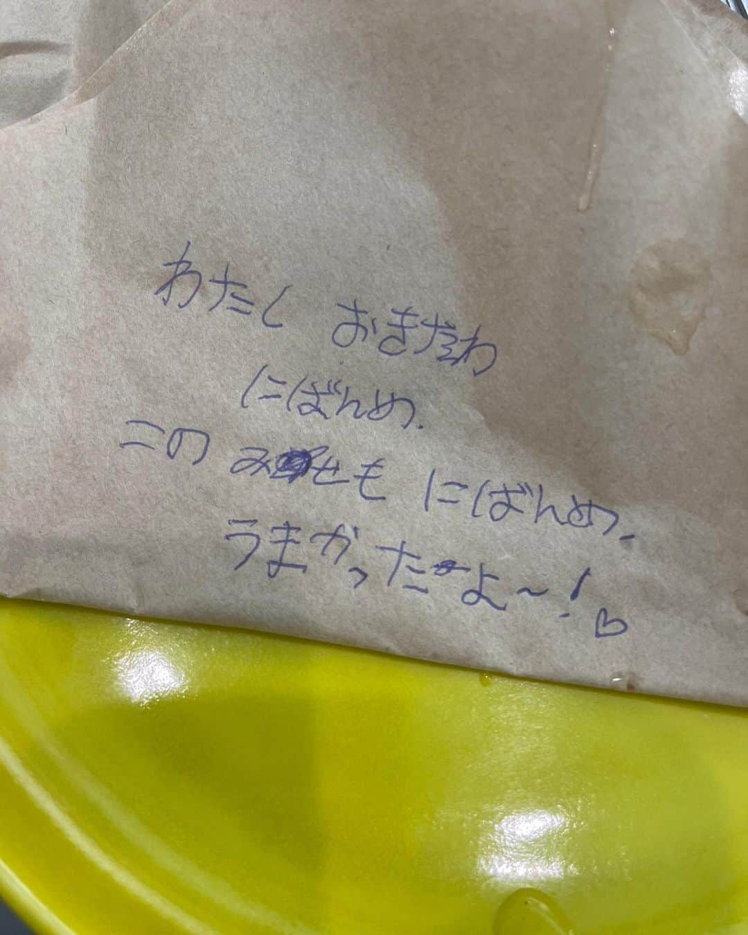 Yuri Sakuraiさんのインスタグラム写真 - (Yuri SakuraiInstagram)「海外からのお客様が 増えてるウミカジテラス🌺 韓国、台湾、欧米など色んな国の方々が集まって、 賑わいを取り戻しています！  旅行中のお食事は回数が限られてる中でも、 自分たちのお店を選んでくれて、 きっと聞いたこともないような、 鯖バーガーを食べてくれるってとっても嬉しい👏  感動を超えるサービスをしよう！ といつも皆で共通意識を持って取り組む中で、 沖縄での思い出が最高なものになるよう、 フードの開発、お店の雰囲気作りなど、 オーナーがくれるアイデアをもとに、 皆で日々改善！！  沖縄に来たらぜひ待ってます☻  海外の方が一生懸命残してくれたメッセージ✨️ （スライド最後） 「わたしおきなわにばんめ。このおみせもにばんめ。 うまかったよ～。（多分2回目という意味）」  お客様の声からの心遣いに 温かい気持ちにさせて頂きました🌴  CAFE @mkcafe_okinawa   #韓国#台湾#欧米#旅行#沖縄旅行#ウミカジテラス#瀬長島#mkcafe#鯖#鯖バーガー#沖縄グルメ#沖縄ハンバーガー#ハンバーガー#沖縄南部#okinawajapan#okinawagourmet#okinawatrip#okinawacafe#okinawahamburger」6月24日 18時22分 - yuri_sakuraiii