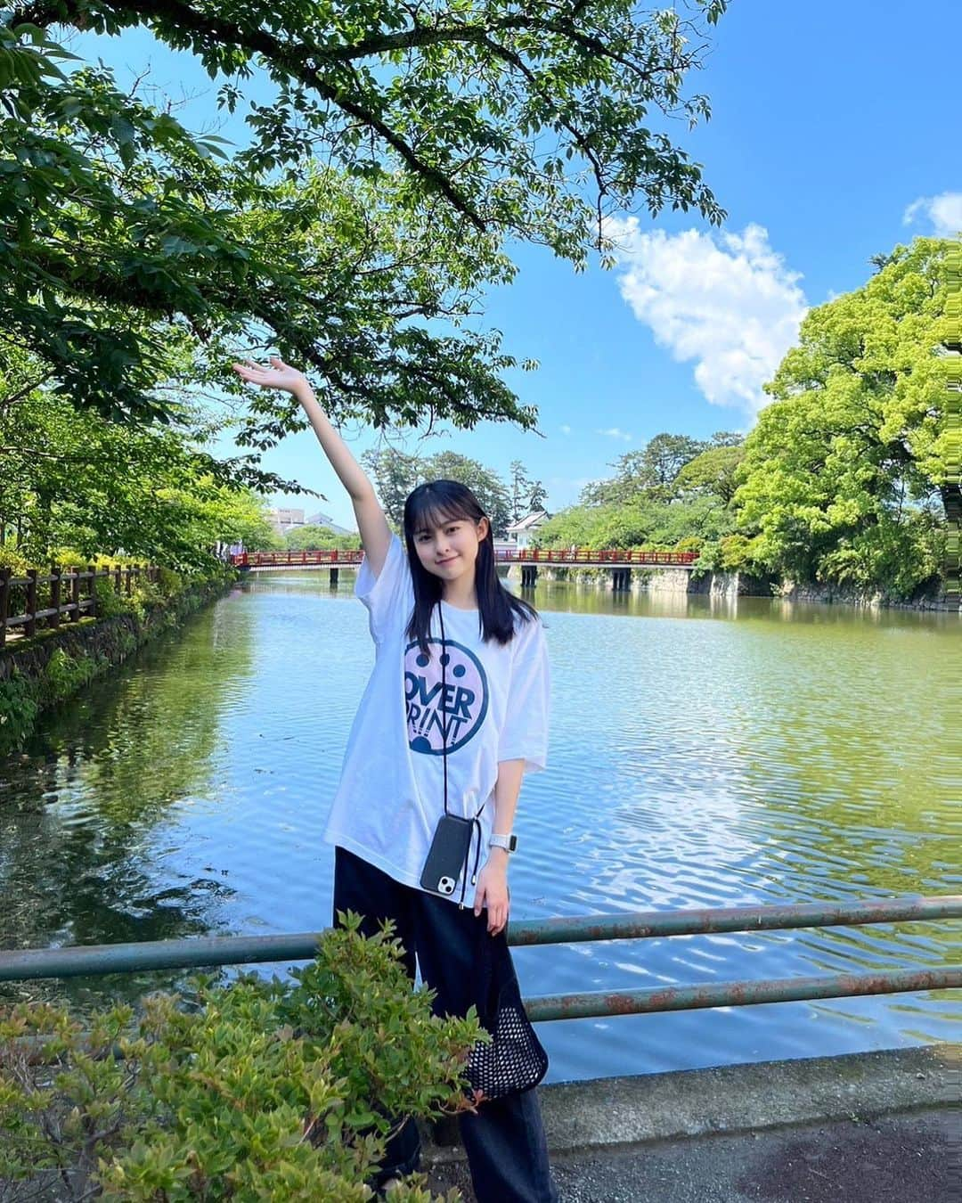 村山千夏のインスタグラム：「こんばんは。 空と緑とお城と昭和顔の私。  Good evening. The sky, the greenery, the castle, and me with the Showa face.  #jk#ljk#jk3#女子高校生#女子高校生#現役jk#05#05line#17歳#17yearsold #小田原城#odawara #fyp#foryoupage」