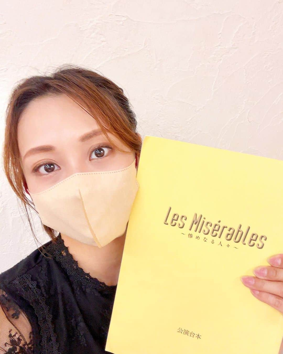 沙月愛奈さんのインスタグラム写真 - (沙月愛奈Instagram)「⁡ ⁡ 今日もお稽古。 振りやアクションが付いて、流れが見えてきました✨アクションなんて、さっき初めまして☺️と挨拶をした方になかなかの事をするアクションが付いて笑 ⁡ それにしても、男性陣のアクションはやっぱり迫力があって見てるだけでも楽しいな！ ⁡  今日は稽古に必須の持ち物を紹介するよ😊  ·台本(当たり前) ·筆記用具(ペンケースは咲ちゃんの公式グッズ💕) ·果汁グミ (現役中から稽古場ではグミが流行っていたからその名残) ·スタバタンブラー(中身は極上はちみつ紅茶のハニーフルーツティー ) ⁡ こんな感じで、日々役に向き合って頑張っています。まだ平日のチケットでしたらご用意できますので、ぜひいらしてくださいね！東宝版や映画とは違う角度から見るレ・ミゼラブル、面白いですよ😁  #舞台レミゼ  #レミステ  #必須アイテム  #台本  #果汁グミ  #スタバタンブラー  #極上はちみつ紅茶  #ハニーフルーツティー  #彩風咲奈 さんの #ペンケース  ⁡ 帰り際にみんなとも写真撮ってもらったので📸  #村上真理奈 ちゃん #澤田美蘭 ちゃん #香月美慧 ちゃん #吉川恵里奈 ちゃん #奥田萌々 ちゃん #Nao ちゃん  ちなみに村上真理奈ちゃんは同じ事務所で、今回初めましてだったけど仲良くしてもらってます！」6月24日 18時19分 - satsuki_aina_ayumi