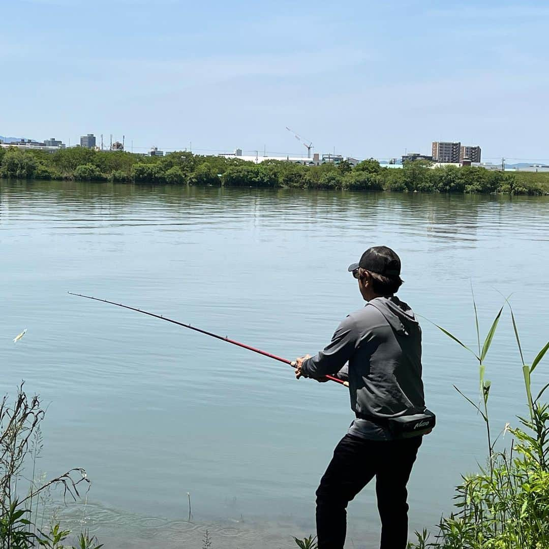 清水盛三さんのインスタグラム写真 - (清水盛三Instagram)「昨日BIGMAMA FISHING TVをYouTubeの方にアップしました‼️ 今回は大阪でスーパーメジャーフィールドの淀川・城北ワンド周辺でのオカッパリ編です🎣 人間モーターガイドと化して久しぶりに恐ろしいくらい歩きました😅 足ぱんぱんになってバッテリー切れになりかけたけど、でもその甲斐あったかなーって感じです😁 是非見て下さいね✌️ ・ ・ ・ #ビッグママフィッシングtv #bigmamafishingtv  #youtube  #大阪府 #淀川 #yodoriver  #城北ワンド #オカッパリ #bankfishing  #bassfishing #パスフィッシング #エバーグリーン #evergreen  #モード #modo #msmodo #ダイワ #daiwa #東レモノフィラメント #toraymonofilament  #ベイトブレス #baitbreath #ゼクー #zeque #モーターガイド #motorguide  #マーキュリー #mercury」6月24日 18時20分 - morizo_shimizu