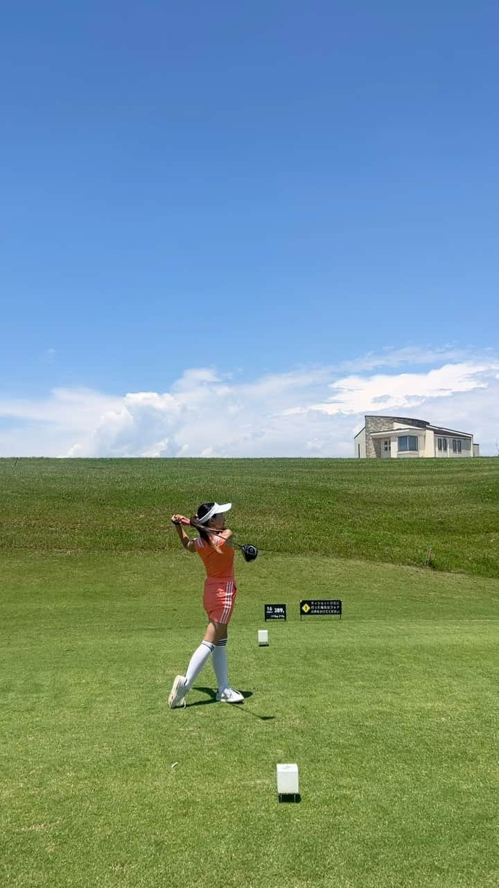 板倉由姫乃のインスタグラム：「🌞⛳️ ここ最近でめちゃくちゃお天気だった日😊 ウェアは全身 @adidasgolf  オレンジで目立てる🧡🍊笑 チェケラーの会員さんたちと一緒にコンペの練ラン！😂 . . . #ゴルフ #ゴルフコンペ #アディダスゴルフ #ゴルフウェア #adidas #ゴルフコーデ #ゴルフスイング #ゴルフレッスン #ゴルフ場 #ママゴルフ #ママゴルファー #チェケラーゴルフ #ゴルフYouTube #golf #ゴルフウェア」