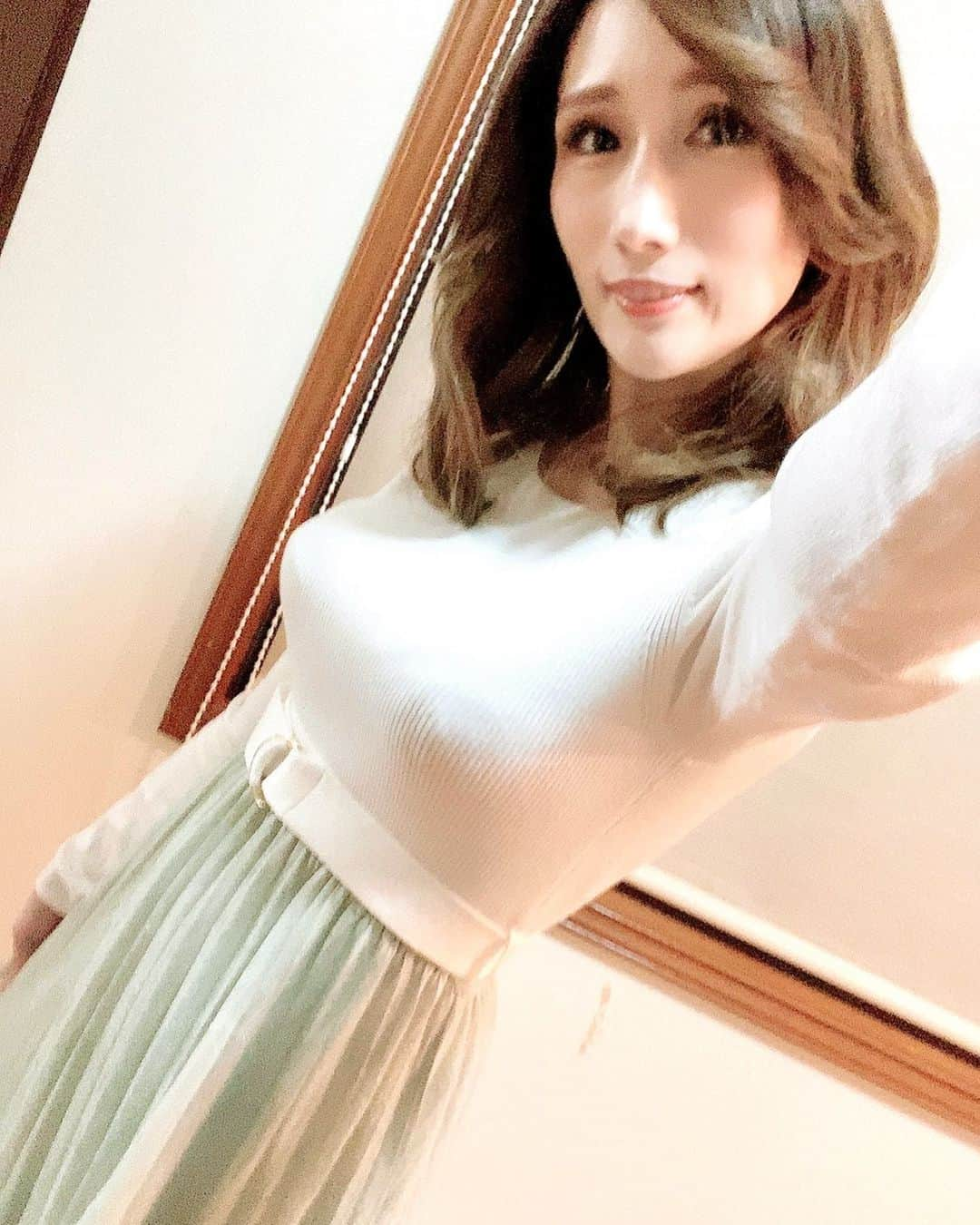 JULIAのインスタグラム：「☆ お仕事前に身体を整えてもらってたよ♪ ずっと定期的にメンテナンスも含めて通ってるから、 だんだん薄くなってきてるから嬉しい♡ * カメラマンさんとか、 メイクさんも含めて、 周りのひとたちに 「体型変わらないね！」 「また痩せた？」 ってほぼ毎回聞かれると 通ってる甲斐があるし、 サロンの効果出てるんだなって 嬉しくなっちゃう♡ * 今回のお仕事も、 しっかり魅せる身体になったし、綺麗に撮ってもらったから 楽しみにしててね♪」