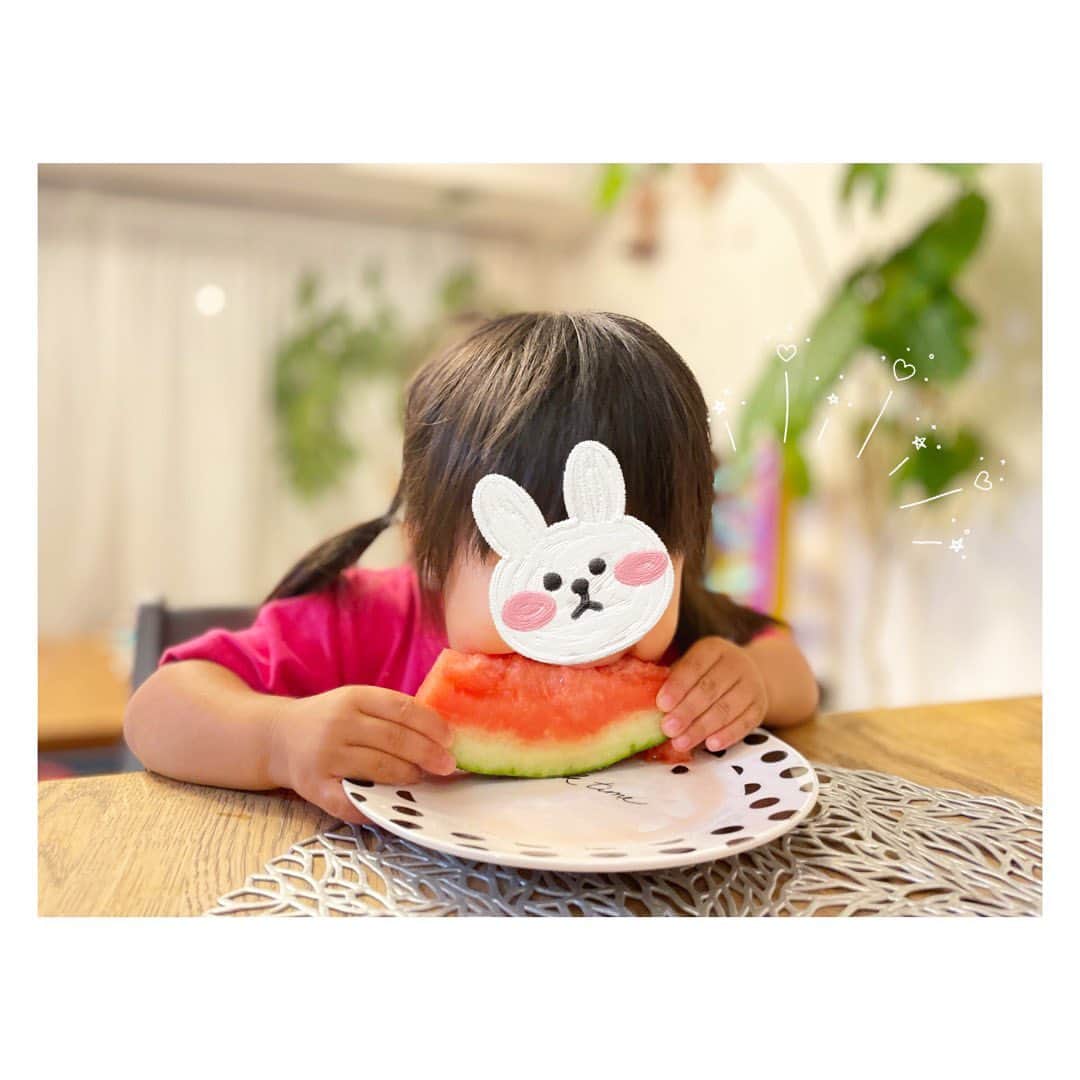 三倉佳奈のインスタグラム：「スイカパクリ🍉！  姪っ子。 今週茉奈が仕事の間、ちょこちょこ我が家に来ていました☺︎ 我が家の小学生たちが嬉しくて仕方なくて。小さなお母さんお父さんのようにべったり。  この日もスイカを一口かじるたびに 「かわいーー」「もっと食べて〜」と大盛り上がりでした🤣  #niece#2yearsold  #watermelon  #summer」