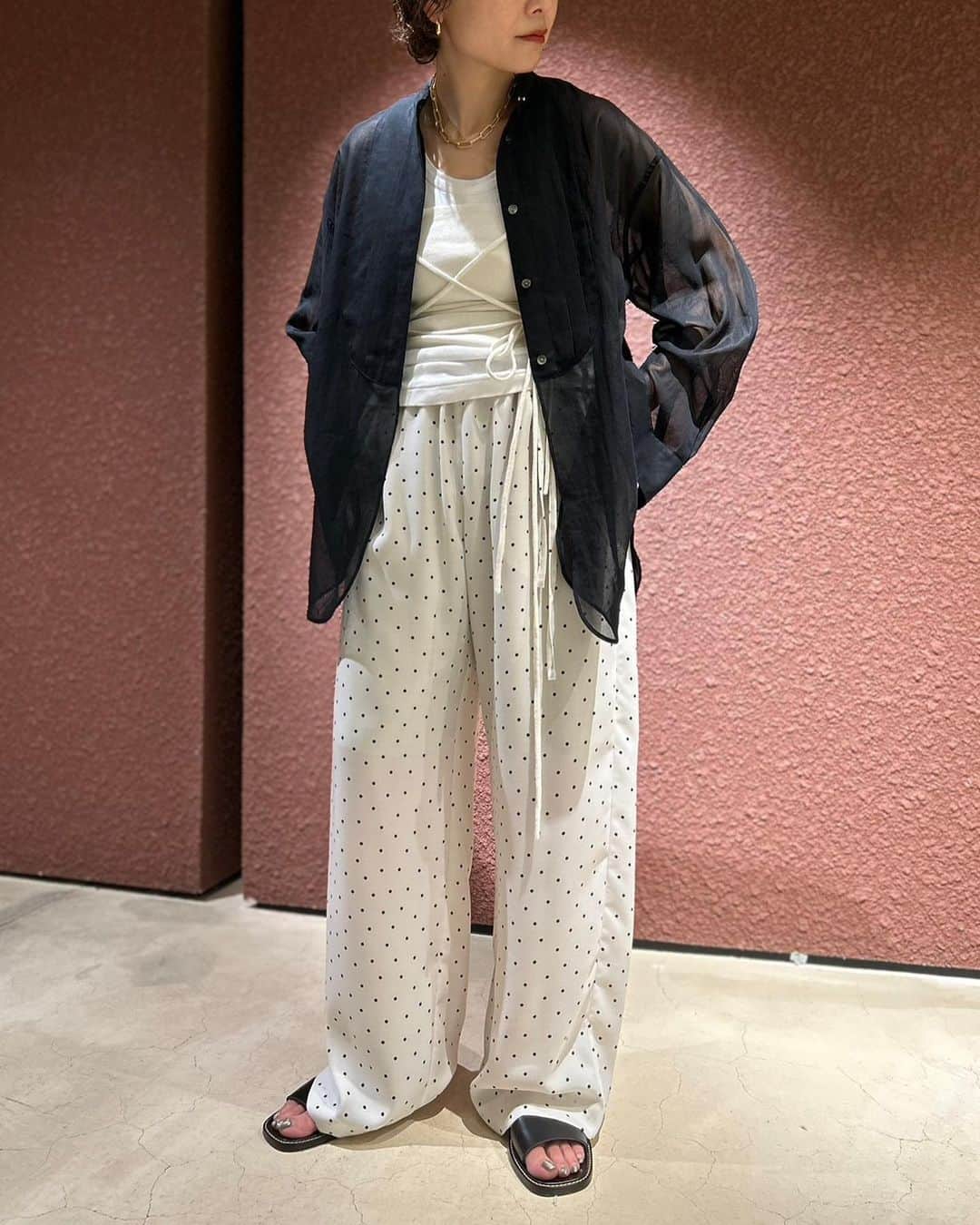 6(ROKU) OFFICIALさんのインスタグラム写真 - (6(ROKU) OFFICIALInstagram)「-  6 cotton suke shirt ¥26,400- tax in  6 dot pants ¥24,200- tax in  @lemaire_official sandals ¥78,100- tax in  #roku #lemaire」6月24日 18時25分 - 6______roku