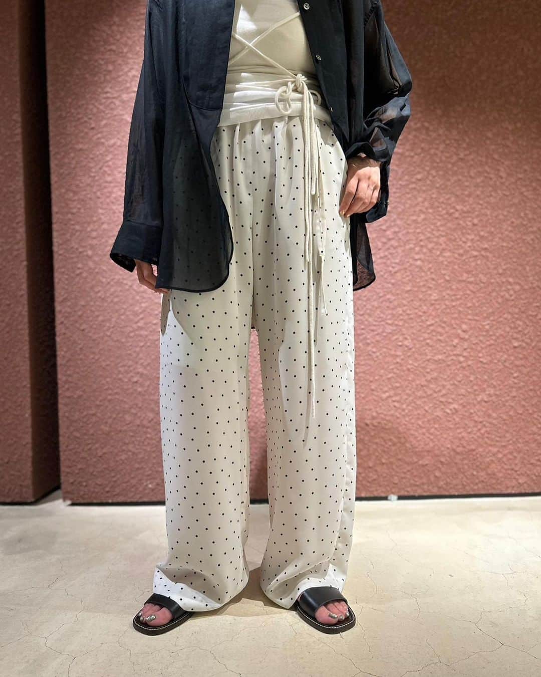 6(ROKU) OFFICIALさんのインスタグラム写真 - (6(ROKU) OFFICIALInstagram)「-  6 cotton suke shirt ¥26,400- tax in  6 dot pants ¥24,200- tax in  @lemaire_official sandals ¥78,100- tax in  #roku #lemaire」6月24日 18時25分 - 6______roku