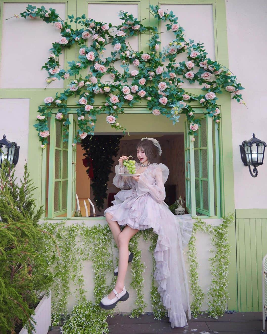 くまくまくまのインスタグラム：「・ フランス式の田園生活もいいよね〜♡👸🍇🍒💚  #田園生活#フランス式#薔薇園#バラ園#田園風景#ガーデン#夏コーデ#夏服コーデ#ガーリーコーデ#カフェ活#カフェ巡り#映えカフェ#映えスポット#雰囲気女子#インスタ映え#旬の花#ガーリーファッション#雰囲気推してください#ミラーレスのある生活#一眼レフのある生活#ファンタジー#幻想的#中国ファッション#中国旅行#旅行好き#旅行好き女子#異国情緒」