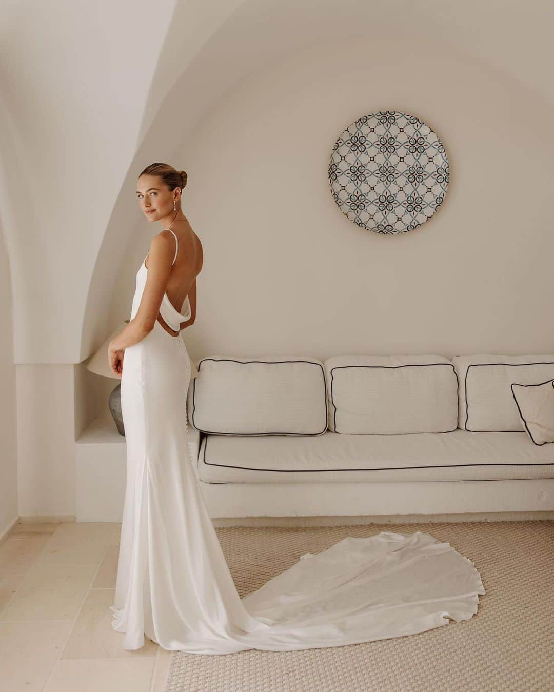 Pronoviasさんのインスタグラム写真 - (PronoviasInstagram)「A little appreciation post for my gorgeous @pronovias wedding gown.  It takes me back to the early years of my modeling career when I walked the runway of the Pronovias Fashion Show in Barcelona several times.   The moment I got engaged, I knew I wanted a dress from the brand, that brought me back so many memories. My vision was a timeless, elegant look that would captivate with its simplicity!   I absolutely loved the silky fabric, the open back, and the delicate veil covered with small flowers.  #pronovias #pronoviasbride @pronoviasbeverlyhills #pronoviasbeverlyhills」6月24日 18時31分 - pronovias