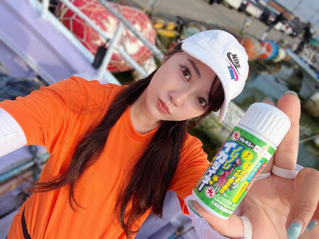 片原恵麻さんのインスタグラム写真 - (片原恵麻Instagram)「ノリノリ☆イカライダー🦑 ——————————————————————————————— マルキユーから新製品🦑  ノリノリ イカライダーが出たよ⚑*ﾟ  タコ釣りで愛用してるタコライダーのイカバージョン💡  イカが好む魚介抽出物が配合されてて、イカを寄せる＆抱きつかせるパワーが💪🏻 ̖́-  ポンポンするだけで既にイカが寄ってきそうな安心感がある😂  みんなもイカ釣り行く時はぜひ使ってみてね😆  📍金沢 海龍丸 @yutakacaptain   ——————————————————————————————— #海龍丸#金沢#金沢釣り#北陸釣り#北陸#イカ釣り#イカメタル#ケンサキイカ##釣りガール#釣り女子#釣り#海釣り#ツリジョ#fishing#钓鱼#낚시#鱼#강태공#낙씨광#ルアマガ女子部#オフショア#マルキユー#マルキュー」6月24日 18時33分 - emma_katahara