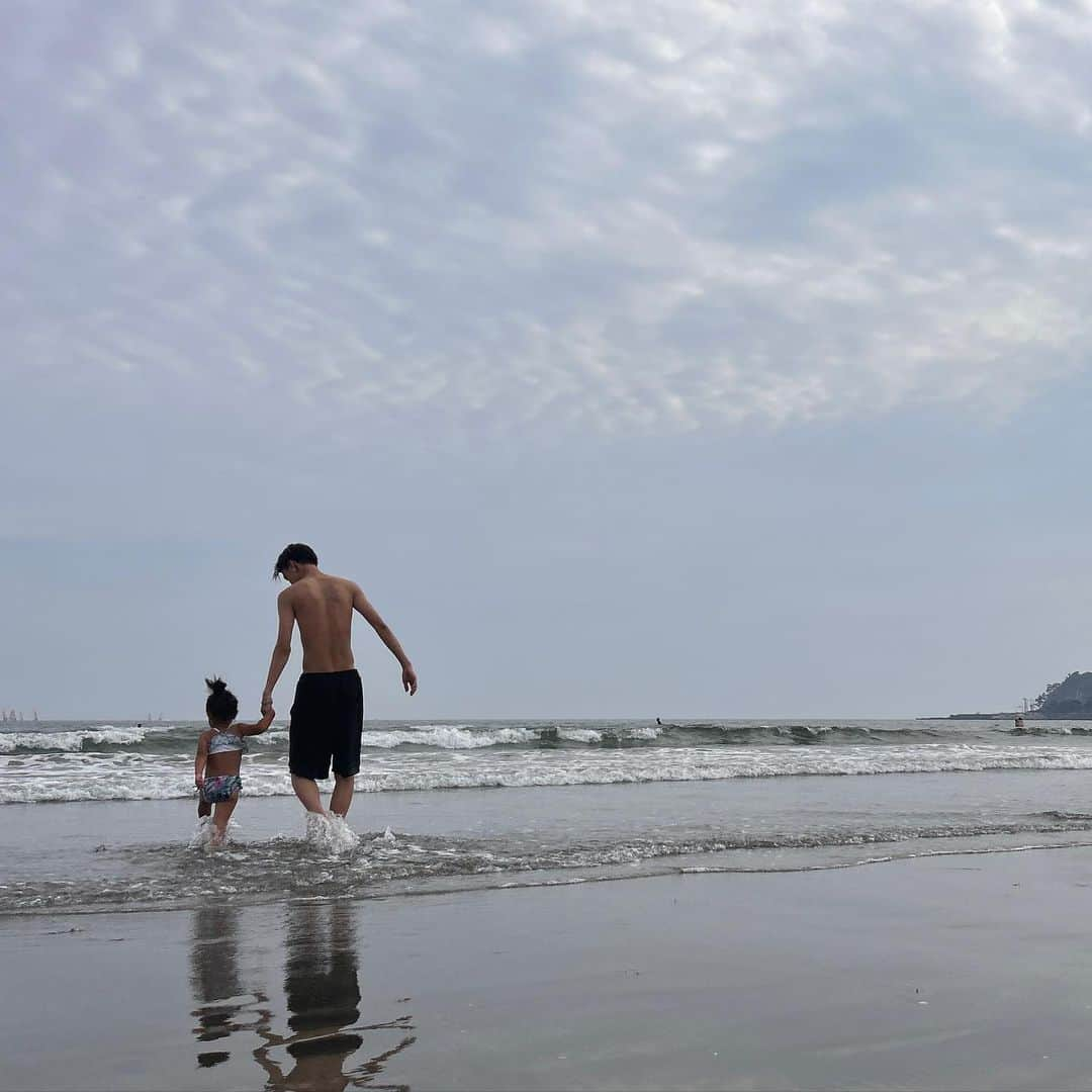 久保田燦のインスタグラム：「今年は何回海行けるかな😎 3枚目は特大ワカメ見つけた笑」