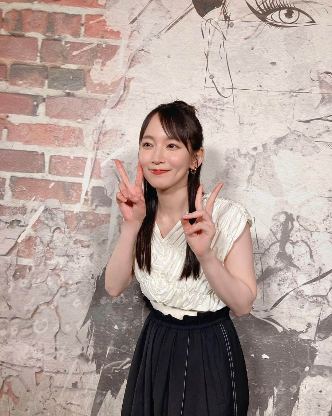 吉岡里帆（マネージャー）さんのインスタグラム写真 - (吉岡里帆（マネージャー）Instagram)「唐突に明日からのテレビ出演情報いきます！！  ❤️6/25(日) 7:00〜フジテレビ「ボクらの時代」 ❤️6/25(日) 8:25〜NHK「Dearにっぽん」（ナレーション） ❤️6/26(月) 22:50〜NHK「理想的本箱」（6週連続） ❤️6/29(木) 13:00〜テレビ朝日「徹子の部屋」  お見逃しなく🫰🥹🫰🥹  こちらの写真は笑神様ロケ後のオフショですが、見逃した方はまだギリギリ無料見逃し配信に間に合うのでぜひ！🍦  あ！あとMBS「ごぶごぶ」の吉岡さん出演回後編も先程見逃し配信に追加されたので、全国の皆さんに見てもらえると嬉しいです🥰  tops @emmi.jp bottoms @miesrohe_  #いつかの吉岡さん」6月24日 18時37分 - rihoyoshioka_mg