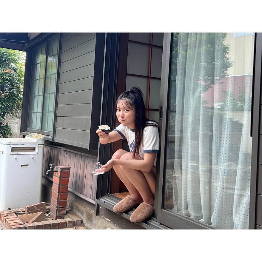 のインスタグラム：「BRODYのオフショットです！  外の空気をおかずにおにぎり食べてたら盗撮されてました🍙  BRODYお手に取っていただけたでしょうか🙄 チェキも我ながら可愛く落書きできたので是非、応募してみてくださいねー！」