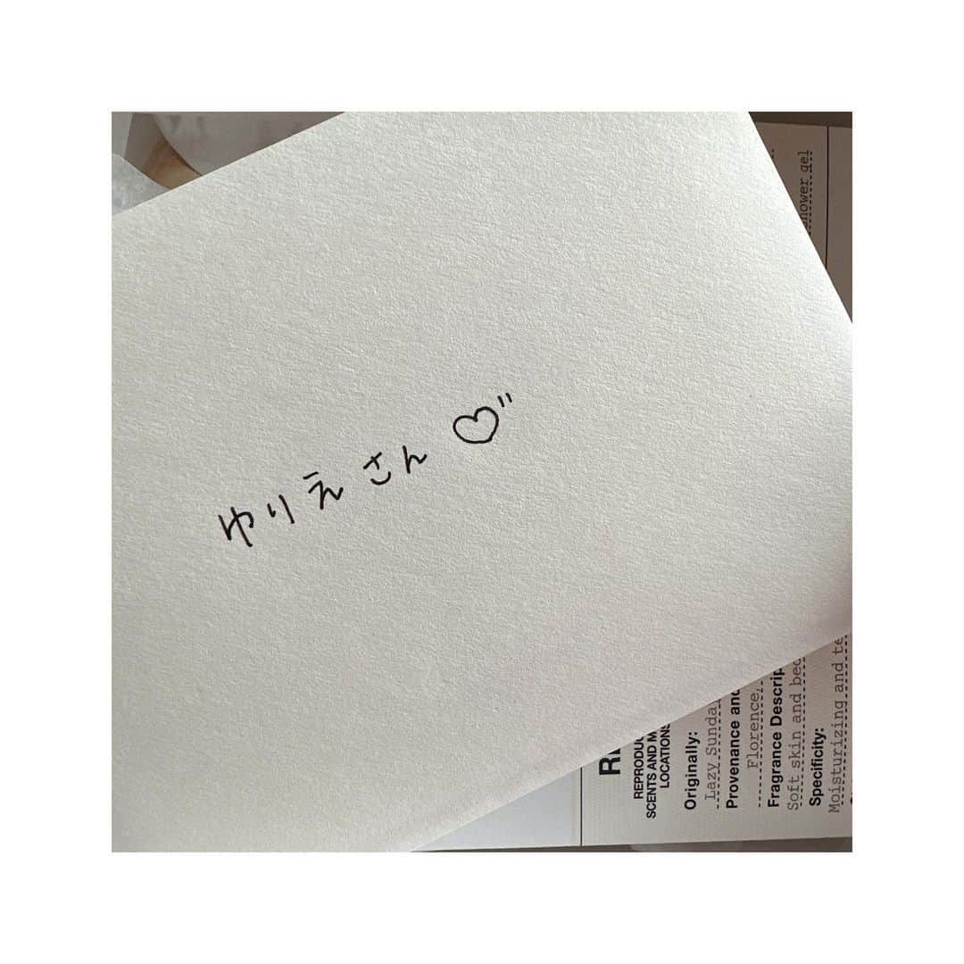 渥美友里恵のインスタグラム：「届けていただいたプレゼント、 昨日事務所で受け取りました💜  本当に本当にありがとうございます😭嬉しかったです！  お手紙もあたたかくて、あたたかくて。 新たな活力となりました。  いくら自分なりに頑張っていても、 それ以上の人はもちろん沢山いて。 まだまだだーって奮い立たせる 人間らしい日々もありますが、 このお手紙は頑張っている自分を少し認められたような、強くなれる、 そんなお守りになりました。💌  みなさんも頑張っている日々に乾杯🍻な時間もつくってくださいね。  あ、綺麗な空も撮れました☺︎」
