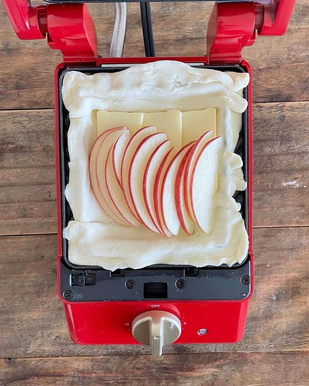BRUNOさんのインスタグラム写真 - (BRUNOInstagram)「＼ おうちで簡単！ベーコンチーズパイ☻ ／  BRUNOグリルサンドメーカーがあれば 簡単にボリュームサンドがつくれちゃう♩  今日は @naoko1023 さんおすすめのアップルベーコンポテトチーズパイ をご紹介〜！✨ りんごの甘みとベーコンの塩気がやみつきになりそう！  --- 材料▼ 冷凍パイシート（室温に戻しておく） チーズ りんご（スライス） ベーコン 黒胡椒  recipe▼ ①BRUNOグリルサンドメーカーに冷凍パイシートを乗せて、チーズ、りんご、ベーコン、黒胡椒、さらに冷凍パイシートをかぶせて挟みます。 ②7〜10分こんがり焼けば出来上がり‼︎  ※焼き時間は具材の量に合わせて、またパイシートの焼き目を見ながら調整してください✨ ---  @naoko1023 さん、素敵な投稿ありがとうございます！  冷凍パイシートを使えば、お手軽にサクサクパイができますよ◎ みんなもぜひつくってみてねー！  BRUNOファンサイトでは、グリルサンドメーカーのレシピを多数紹介中！ プロフィールのURLからチェックしてね✨  みんなのおすすめグリルサンドメーカーレシピは #BRUNOがある暮らし をつけて投稿してね♩  ========= BRUNOでは7/19（水）まで Tasty Japan（@tastyjapan ）コラボキャンペーンを実施中🎁 詳しくは、プロフィールからキャンペーン投稿やハイライトをチェック👀 =========  #BRUNO #ブルーノ #BRUNOがある暮らし #おうちでBRUNO #暮らし #暮らしを楽しむ #日々の暮らし #こどものいる暮らし #おうち時間 #おうちじかん #食卓 #ホームパーティー #BRUNOグリルサンドメーカー #ブルーノグリルサンドメーカー #グリルサンドメーカー #ホットサンド #グリルサンド #キッチン家電  #おうちカフェ  #おうちごはん #冷凍パイシート #ブランチ #おうちごはんlover  #おうちご飯 #ホットサンド部 #ベーコンポテトパイ #冷凍パイシートレシピ #冷凍パイシートで簡単 #ブルーノキャンペーン」6月24日 18時43分 - bruno_enjoy