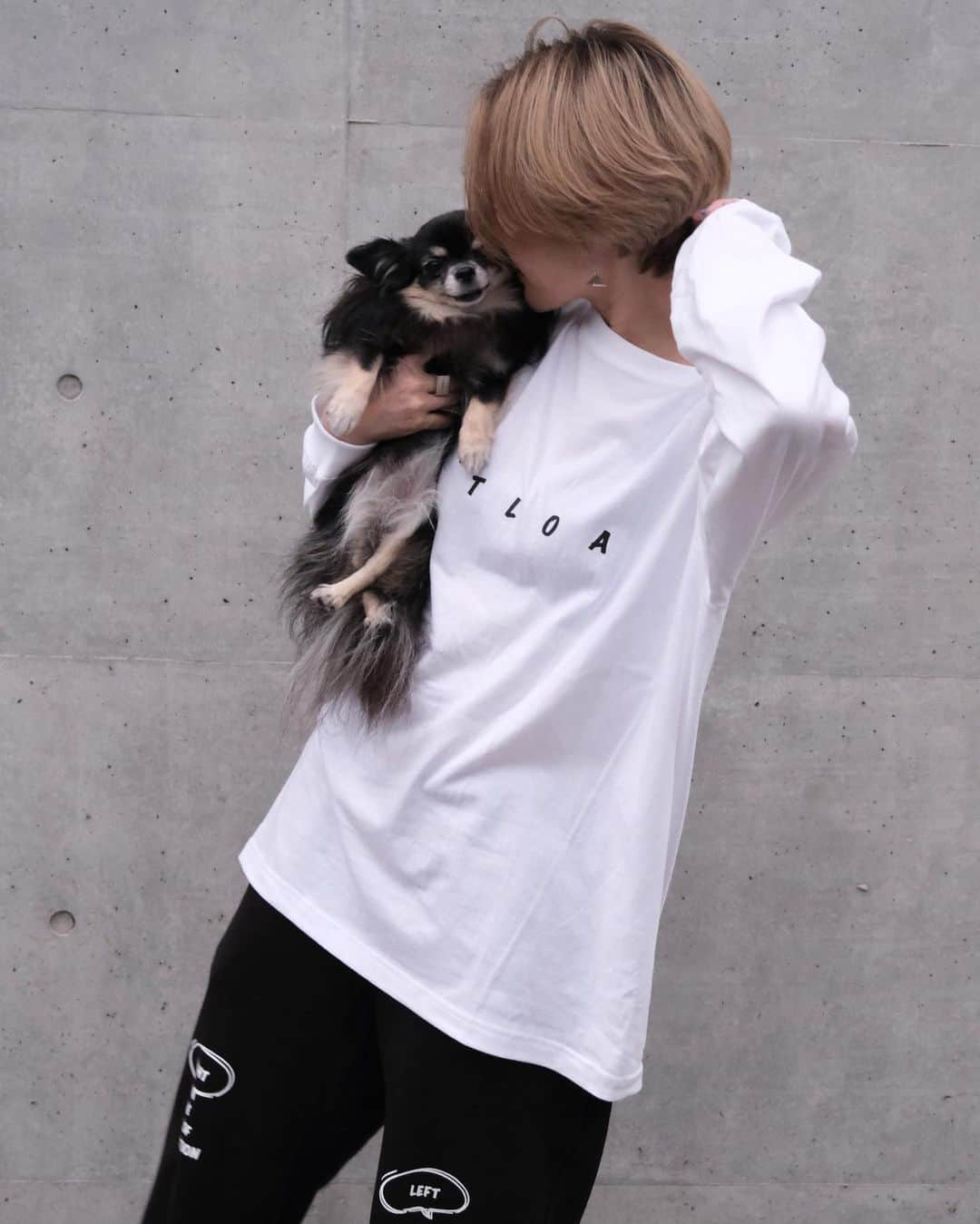 ニヒル。さんのインスタグラム写真 - (ニヒル。Instagram)「世界でいちばんかわいいりーたん🐶♥♥  足クロスしとる😂きゃわちい  @__t__l__o__a__  あした新作でるよん𓂽  #ロングコートチワワ #愛犬 #愛犬のいる生活  #愛犬しか勝たん  #服は新作着てるよ #全部かわちいね」6月24日 18時44分 - ___nihinihi___