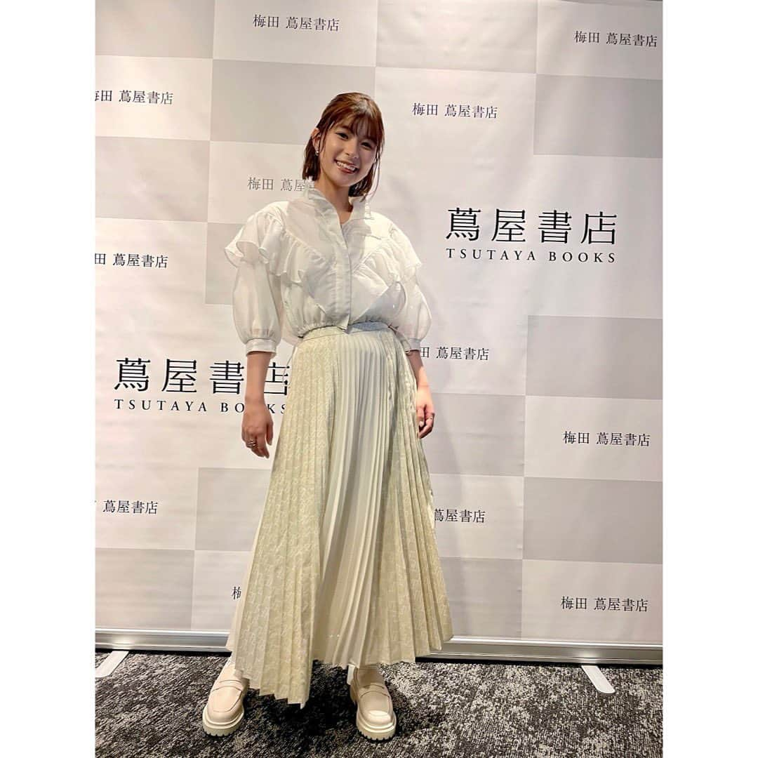 芳根京子さんのインスタグラム写真 - (芳根京子Instagram)「1週間経ってしまいました！  お話し会に来てくださった皆様 本当にありがとうございました☺️  楽しかったねー！  券を複数購入してくださった方や、遠いところからわざわざ来てくださった方もいらっしゃって... とっても嬉しかったです✨  次は9月のイベントで会えますね！ 写真集に入ってる応募券から是非応募してください！ お待ちしております🫶  TSUTAYAのパネル展はもうしばらくやってますし、 (展示パネルプレゼントっていうのがやってるみたいね！☺️) 新宿は明日までか！  写真集もパネル展もまだまだ楽しんでいただけたら嬉しいです☺️  #京」6月24日 18時49分 - yoshinekyoko