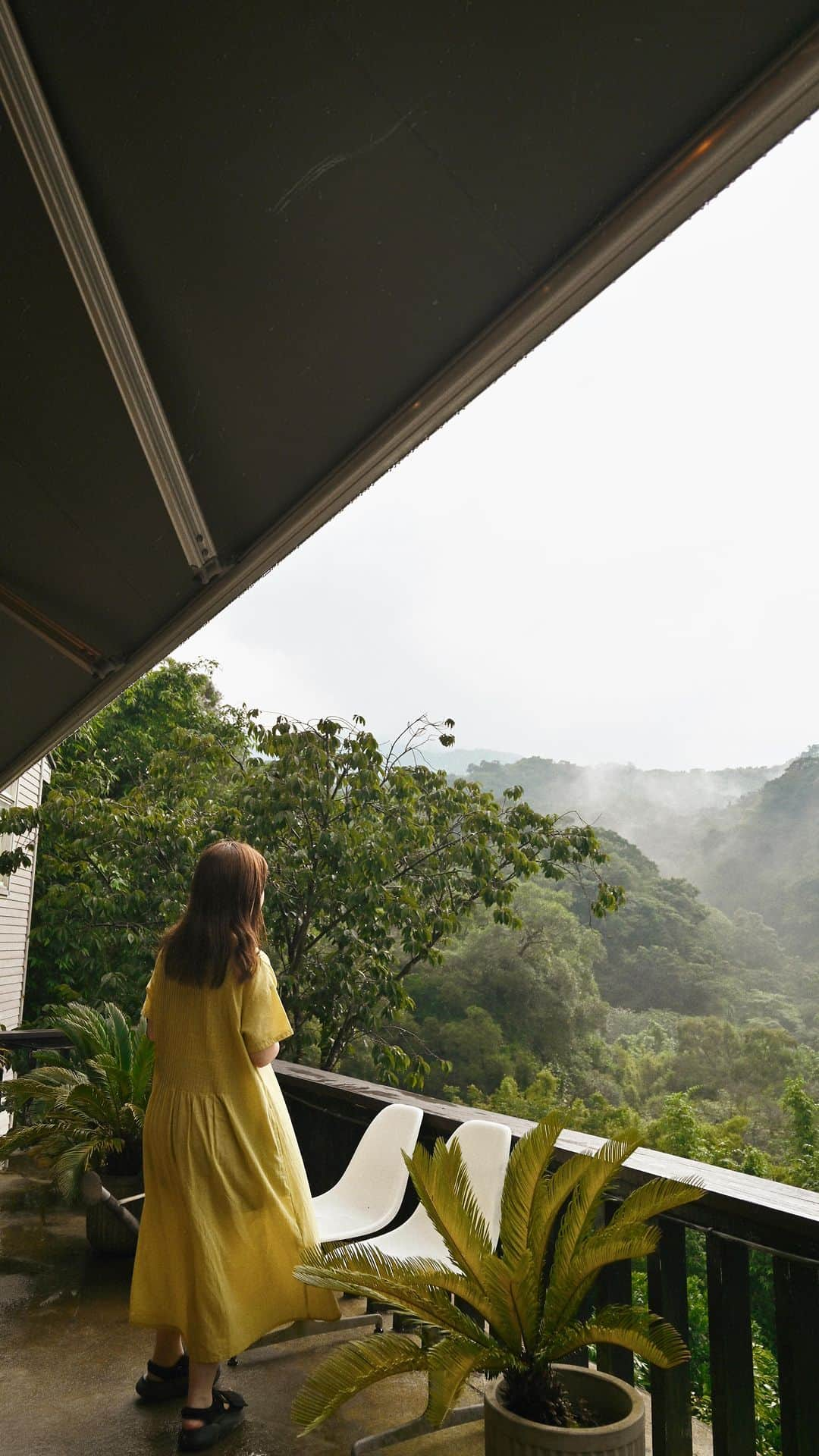 MEGのインスタグラム：「台北からバスで1時間半のとこにある“時間無制限のカフェ”🍃  📍No. 13-1號, Lane 131, Jingshan Rd, Shilin District, Taipei City, Taiwan 111  #taipei_megvlog #台北カフェ   #野人花園 #台北旅遊 #台北珈琲廳   #taipei #taipeicafe #coffeeshopvibes #taipeitravel #reelsinstagram」