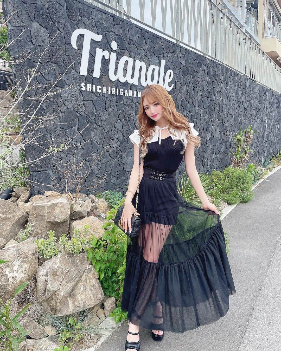 のインスタグラム：「ストーリーに載せてたら好評だったコーデ👗🩵  トップスとスカート、あ、サンダルもだ！ 全身 @darich_official です🫶🏻🩷  最近darich可愛すぎてdarich率高い🤣  このスカートかわいいよね🙈 トップスも好き❤️ . . . #darich #darichコーデ #カフェコーデ #デートコーデ #ロングスカート #ロングスカートコーデ」