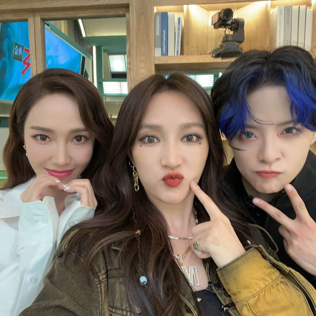 ジア のインスタグラム：「多么神奇的组合 哈哈哈哈 #乘风破浪的姐姐  @jessica.syj @amberliu」