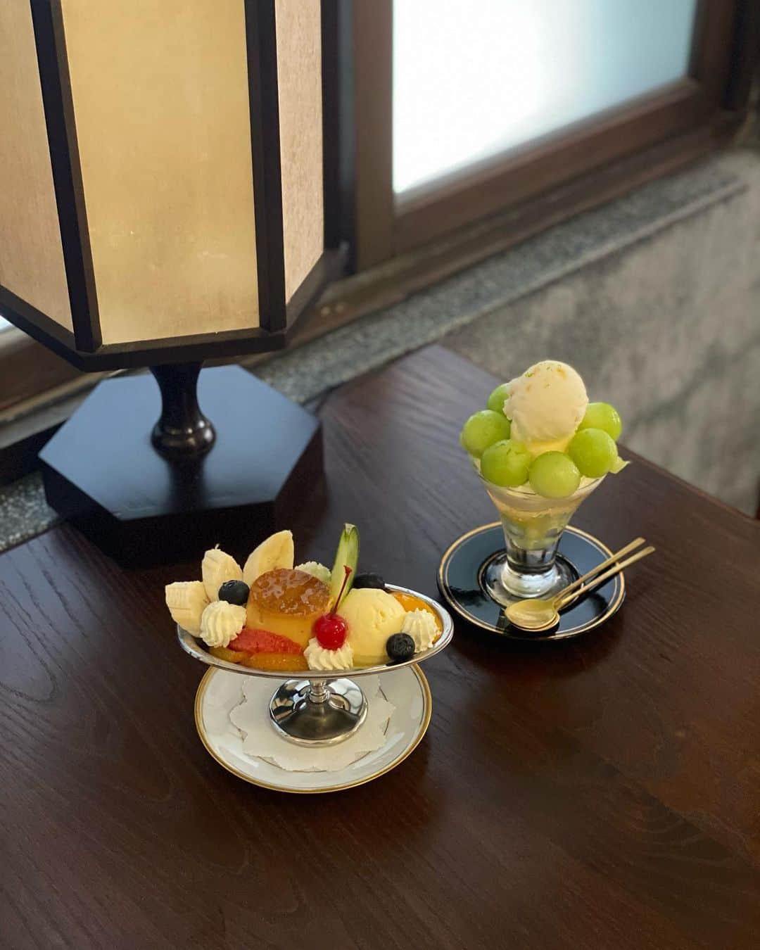 葉晟睿さんのインスタグラム写真 - (葉晟睿Instagram)「🍮 北門日式喫茶｜富富   • 哈密瓜香檸帕菲 $320  • 水果冰淇淋百匯布丁 $220  • 富富黑珈琲 $140  • 西西里冰珈琲 $180  🍈 季節限定｜哈密瓜香檸帕菲｜頂級香華哈密瓜 / 柚香檸檬雪酪 / 香草冰淇淋 / 法國鮮奶油 / 焦糖巴瑞脆片 / 法國水蜜桃汁凍  水果冰淇淋百匯布丁我個人覺得布丁跟冰淇淋都有點偏甜。環境跟服務都很不錯，甜點我個人都覺得普通。  #kalvineats #kalvineats台北 #kalvineats中正區 #kalvineats北門站 #kalvineats咖啡 #kalvineats甜點   富富  📍 台北市中正區開封街一段95巷3號 🚇 捷運 北門站 1號出口 🕰 mon-fri 12:00 ㏘—6:00 ㏘ sat, sun 9:00 ㏂—6:00 ㏘ 💰 低消平日1杯飲品、假日$250  #富富咖啡 #富富 #北門美食 #北門咖啡廳 #北門站 #北門站美食」6月24日 18時55分 - kalvin.yeh