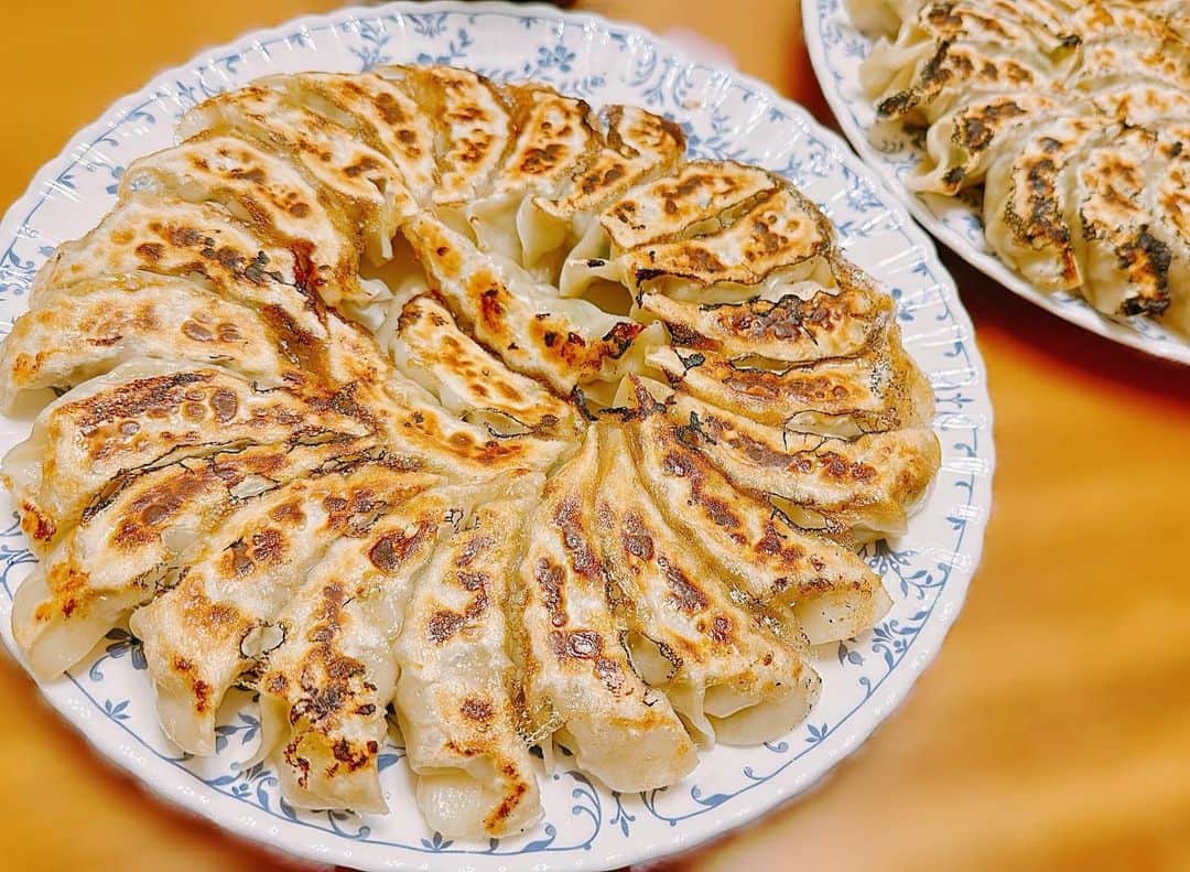 金子貴俊のインスタグラム：「今日は「たかパパ餃子🥟」 娘と2人で包んで焼きました〜♪ だいぶ娘も包める様になってきて嬉しいですね♪ 餃子がテーブルの色と一緒だ💦 何か引けばよかったなぁー。  #餃子#gyoza#餃子好き」