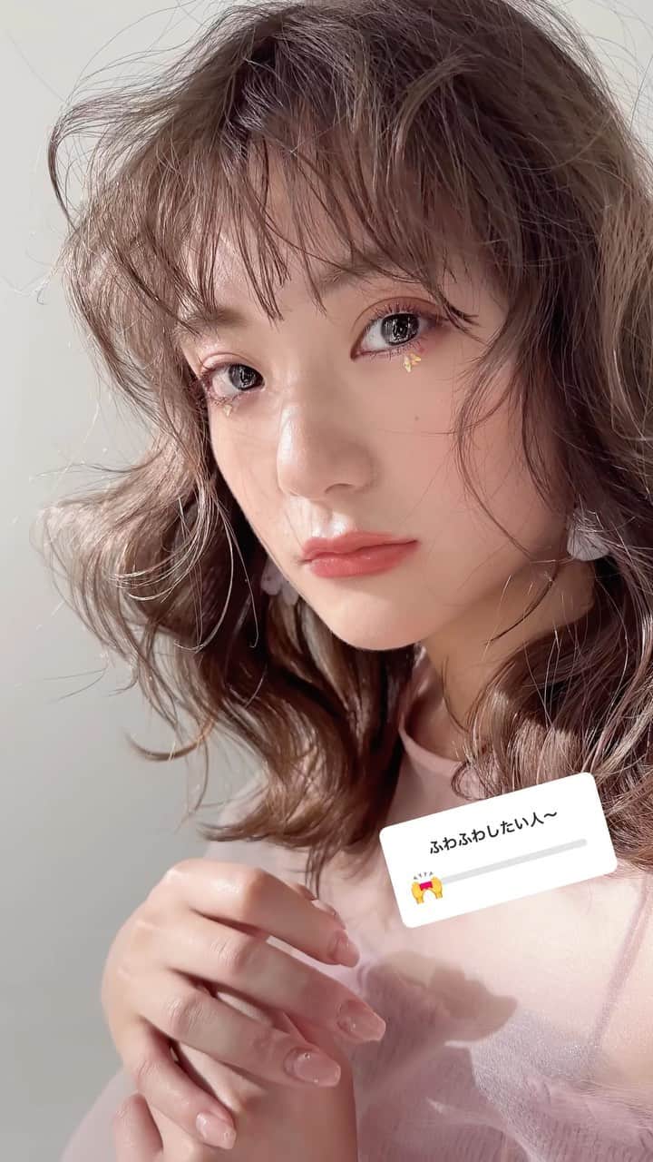 前原穂高のインスタグラム：「動いているものも可愛い🙈  #美容室Violet #艶感 #くびれ #外ハネ #コテ風パーマ #韓国ヘアー #髪質改善トリートメント #ヨシンモリ #外ハネパーマ #くびれセミディ #ウルフ #寒色系カラー #ふわミディ #シースルーバング #小顔カット #大人可愛い #ハイライト #前髪カット #斜めバング #かきあげバング #ほだかっと #ほだからー #前原穂高」