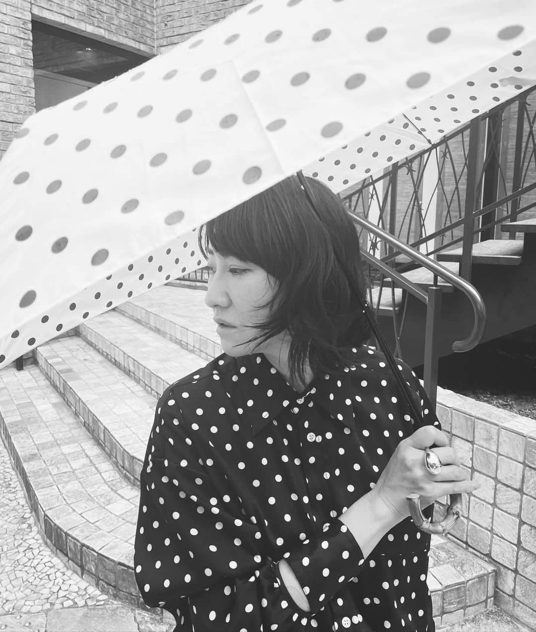 風間ゆみえのインスタグラム：「photo by @1030kei   雨の日の水玉」