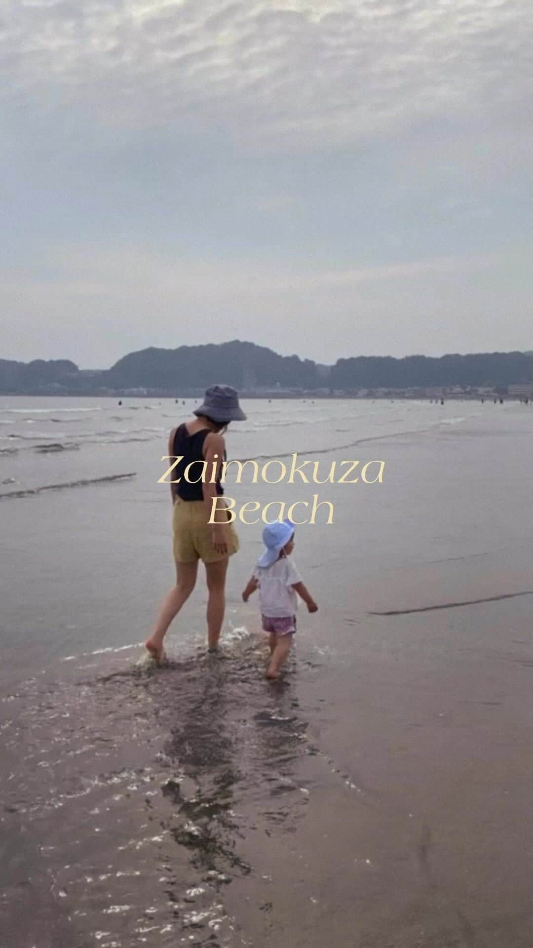 井村亜里香のインスタグラム：「海で楽しそうにはしゃいでるSUIの笑顔にほっこりした日☺️⛱  #kamakura#zaimokuza  #鎌倉#材木座海岸 #海#海コーデ」