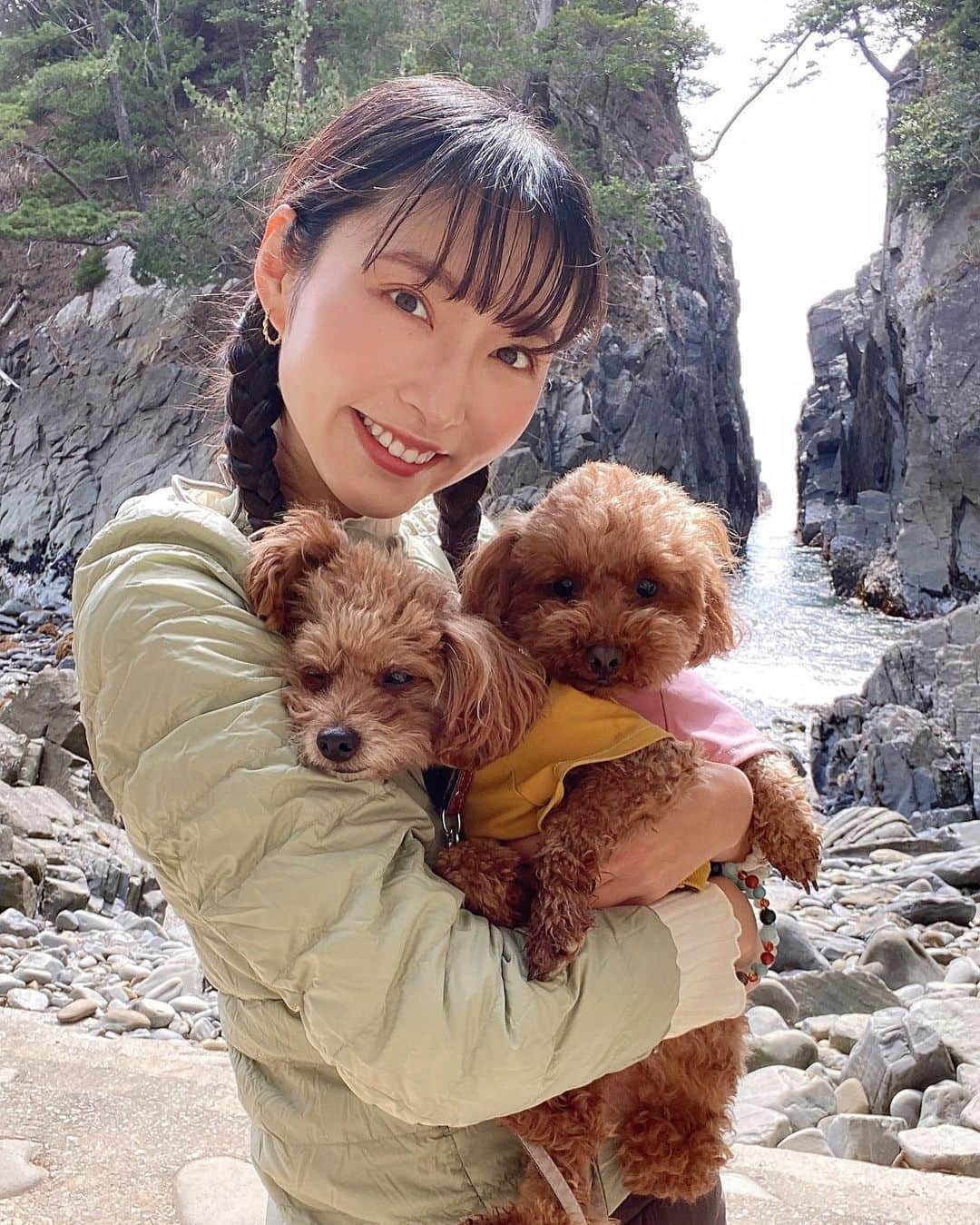 茉莉さんのインスタグラム写真 - (茉莉Instagram)「🌊🪨🌳 （スワイプしてね🐾） . . 宮城県おすすめスポット！ 素敵な伝説のある、『神割崎』☀️ . . 昔々、ここに大きなクジラ🐳が打ち上げられました… その周りはちょうど、村と村の間でした。 キチンとした境界線などがない事がきっかけで 鯨をめぐって争いが起きてしまったんです🔥 そんな時、神様が 【ちゃんと平和に仲直りしなさい！】という仲裁で ものすごい落雷⚡️と共に、 🪨も🐳も真っ二つに割ったんだそうです… 以来、この岩の割れ目を両村の境界としているんだとか！ . . なんだかほっこりする言い伝えですよね☺️ 神秘的なところでした🌿🚙 . . . #神割崎#女ひとり旅#車旅#ドライブスポット#宮城観光#都市伝説 #女ひとり #犬連れ旅#わんこと旅行 #バンライフ#車中泊#車中泊女子#アウトドア女子 #デリカd5がある生活 #デリカのある生活#旅日記#車旅行#東北一周#日本一周中」6月24日 18時59分 - mari._xx