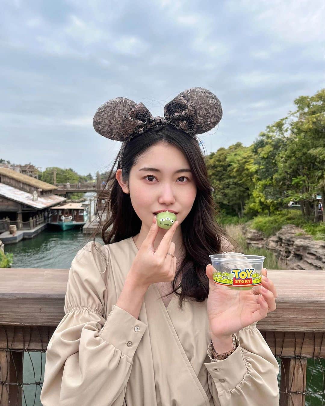小川沙樹さんのインスタグラム写真 - (小川沙樹Instagram)「食べ物との投稿ばかりな私ですが、 ディズニーに行っても食べ物持ってる写真ばっかり🥹」6月24日 19時00分 - ogawa__saki