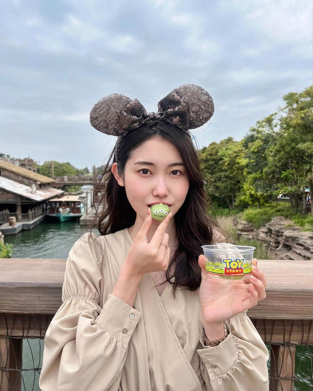 小川沙樹のインスタグラム：「食べ物との投稿ばかりな私ですが、 ディズニーに行っても食べ物持ってる写真ばっかり🥹」