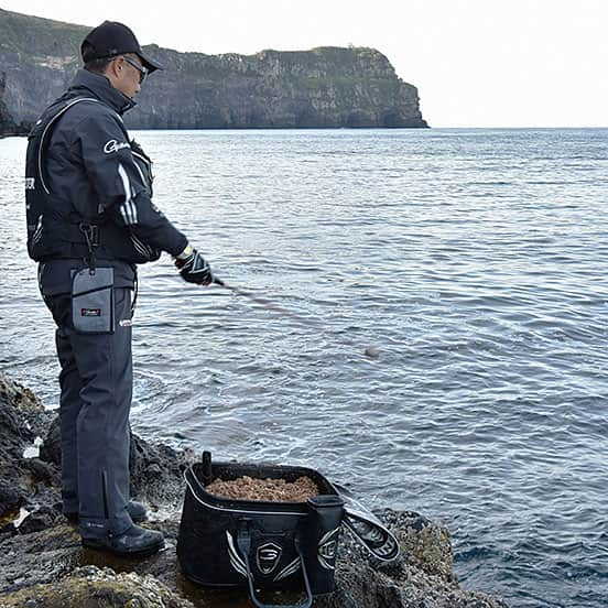 レジャーフィッシングのインスタグラム：「ホームグラウンドの瀬戸内から足を延ばして 隠岐諸島へ遠征した南康史さん。 ポイントに着くと、まずはマキエを撒いて 海中の状況を確認します。  この日のマキエは、オキアミ３㎏に マルキユー『瀬戸内チヌ』２袋、 『チヌパワームギスペシャル』１袋、 『ニューチヌパワーダッシュ』１袋を 混ぜ合わせたものを使用ました。  ◆レジャーフィッシング７月号の連載記事は特別編で 島根県隠岐諸島に遠征した釣行を掲載!! ハイライト「次号予告」の リンクボタンからアクセスしてチェック！ https://www.e-leisure.jp/book/  ◆ご予約受付中です！ 直販ショップ【レジャーフィッシング SHOP】 https://eleisure.theshop.jp/items/74877543  ◆岡山、広島、香川、愛媛、徳島、高知、 兵庫の一部、山口、福岡の主要な釣具店及び書店や Amazon等で販売しています。  #南康史 #マルキユー #marukyu  #フカセ釣り #チヌ #黒鯛 #マキエ #配合エサ #山陰 #島根 #隠岐諸島 #西ノ島 #日本海 #レジャーフィッシング #釣り #海釣り」