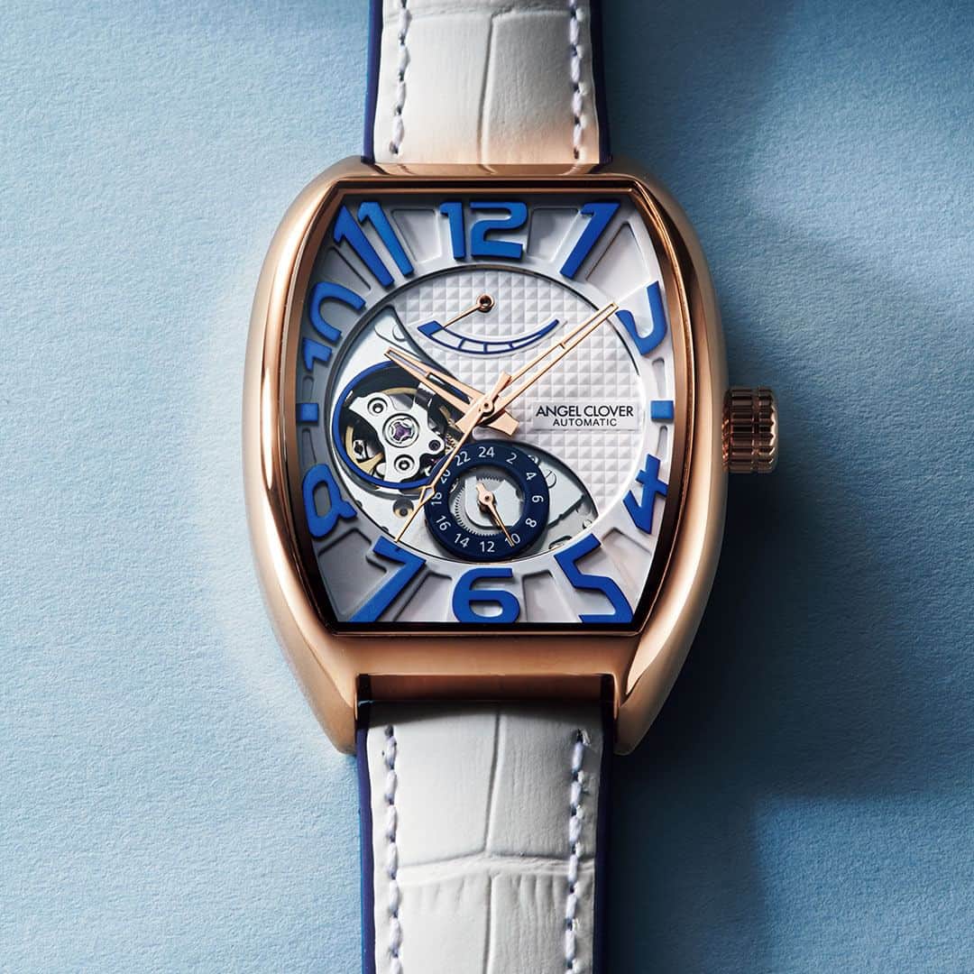 エンジェルクローバー公式のインスタグラム：「Safari掲載。エンジェルクローバーの新作時計を差し色に！ 大人の夏コーデに映える華やか白青時計！ #angelclover #エンジェルクローバー #時計 #ファッション」