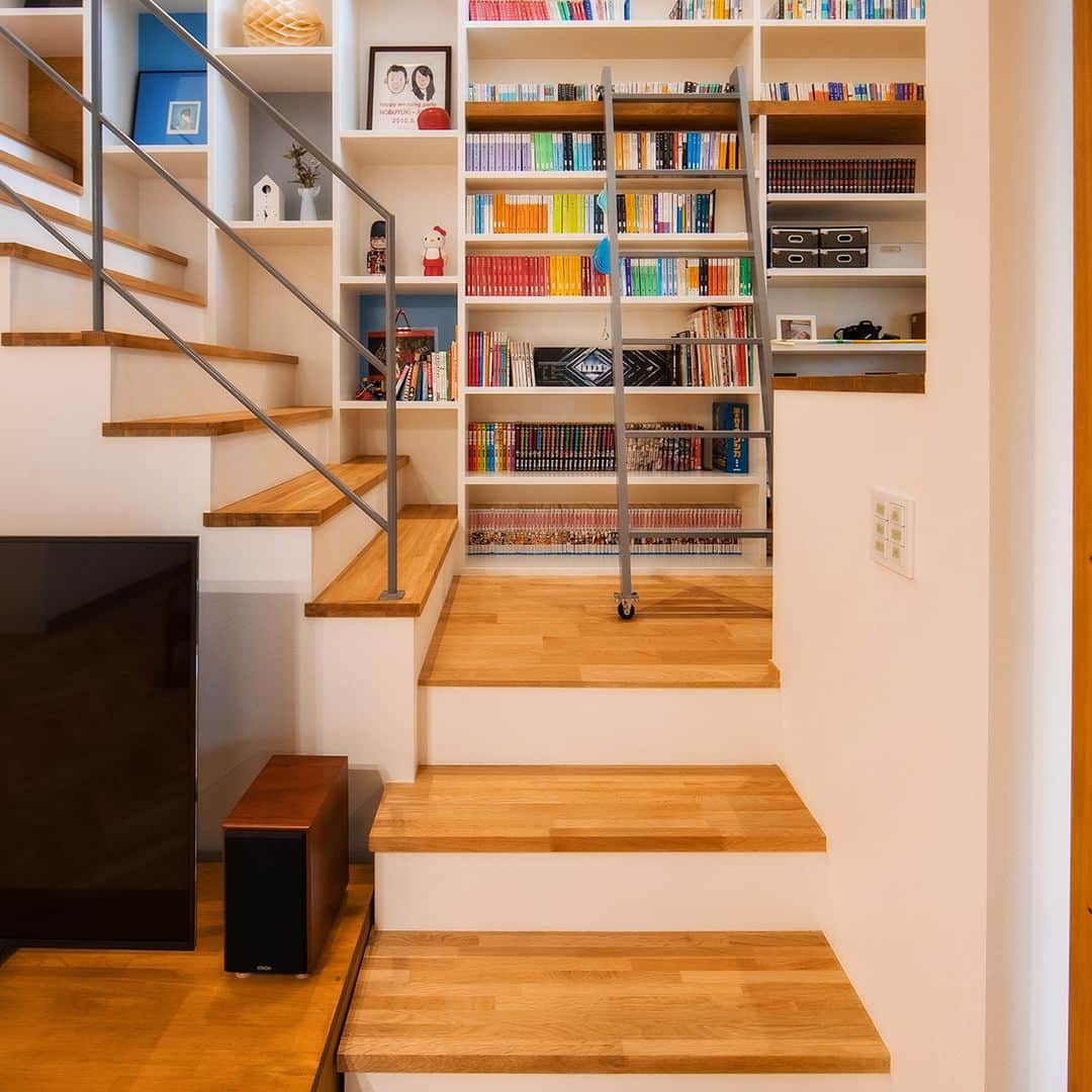 コラボハウス一級建築士事務所さんのインスタグラム写真 - (コラボハウス一級建築士事務所Instagram)「リビング土間＋薪ストーブ 土間なら薪ストーブのお手入れもしやすい。 小上がり和室や階段壁本棚など見所いっぱいの家。 ---------------------------------------------------- コラボハウスは 設計士と直接話して家づくりをする設計士事務所です。 「住みやすく使いやすい、ちょっとカッコいい家」を コンセプトに家づくりのお手伝いをしています。 土地探し、間取りづくり、デザイン、家具選び 資金計画、工事、メンテナンスまで設計士に全部お任せ。 DMやHPからお気軽にお問い合わせください。 ------------------------------------------------------ #外観デザイン #ファサード #塗り壁 #リビング #薪ストーブ #土間 #庭のある暮らし #無垢床 #ヘリンボーン床 #小上がり和室 #寝室 #サイクルポート #本棚 #造作洗面台 #造作 #キッチン収納 #自分らしい暮らし #デザイナーズ住宅 #注文住宅新築 #設計士と直接話せる #設計士とつくる家 #コラボハウス #インテリア #愛媛 #香川 #岡山 #大阪 #徳島 #秋田 #マイホーム」6月24日 19時00分 - collabo_house