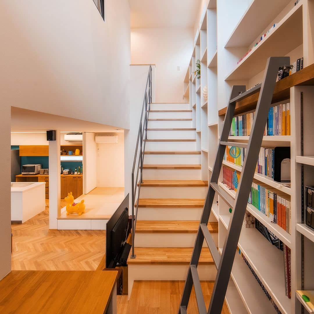 コラボハウス一級建築士事務所さんのインスタグラム写真 - (コラボハウス一級建築士事務所Instagram)「リビング土間＋薪ストーブ 土間なら薪ストーブのお手入れもしやすい。 小上がり和室や階段壁本棚など見所いっぱいの家。 ---------------------------------------------------- コラボハウスは 設計士と直接話して家づくりをする設計士事務所です。 「住みやすく使いやすい、ちょっとカッコいい家」を コンセプトに家づくりのお手伝いをしています。 土地探し、間取りづくり、デザイン、家具選び 資金計画、工事、メンテナンスまで設計士に全部お任せ。 DMやHPからお気軽にお問い合わせください。 ------------------------------------------------------ #外観デザイン #ファサード #塗り壁 #リビング #薪ストーブ #土間 #庭のある暮らし #無垢床 #ヘリンボーン床 #小上がり和室 #寝室 #サイクルポート #本棚 #造作洗面台 #造作 #キッチン収納 #自分らしい暮らし #デザイナーズ住宅 #注文住宅新築 #設計士と直接話せる #設計士とつくる家 #コラボハウス #インテリア #愛媛 #香川 #岡山 #大阪 #徳島 #秋田 #マイホーム」6月24日 19時00分 - collabo_house
