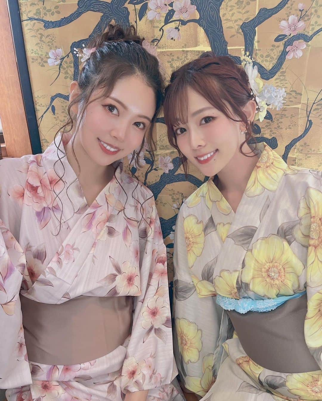 白川理桜のインスタグラム：「淡い色の浴衣も可愛いのだ🌸🌻✨️ 改めてお誕生日おめでとう！！🏰👑✨️ たくさんの人に愛されて、その分自分の生き方で人を魅了していく イベントも1から自分で作ってグッズも全力で！ 頑張り屋でキラキラしているシンディの真の底力を存分に感じられる 素敵なイベントでした！26歳素敵な一年に🩵💛  そして髪飾りはシンディがセレクトしてくれたのです！ 着付けはシンディママとひなちゃんがしてくれて みんなで学園祭みたいで楽しかった🥰  そして浴衣は髪アップして色々顔周り嘘つけなくなるので シンディのファンに失礼のないようにと思って ギリギリ駆け込んで整えてもらったところ↓ ストーリーアップしてたのまとめます✨️ 屋台船イベントにも来てくださったパーソナルジム  @andbody.official いつもお世話になってます✨️  美容鍼 @nozomi.veline @veline.venus  @sugizakikenya @nozomi.veline  直前の肌荒れも相談できてありがたすぎました🙏 シンディも一緒に通ってるんだ✨️  小顔矯正 @eveil.beauty.salon  かおのもったり感の軽減、スッキリ浴衣着れるようあと何より話が楽しくてずっと話しちゃう笑  ハーブピーリング @ulu_izumi  タイで日焼けしすぎて剥けてきてた顔の凹凸箇所綺麗になって、ダウンタイムもないからめちゃくちゃ助かりました🙏 ⁡ 歯のホワイトニング @dr_junri  歯がちょっと人より大きいから目立つので ホワイトニングするとほんとに安心できる😌 これからもご相談させてください…🙏  直前にどうにかしようと思ってしまう私も私だけど 何とかしてくれるプロの皆さんに感謝…っ！ 日々のケアはまたどこかでまとめます✨️ ⁡ 浴衣は @dress_tika さん🌸 #浴衣　#yukata #japaneseyukata #浴衣ヘアアレンジ  #浴衣女子 #浴衣ヘア #tika #夏の先取り #屋台船 #小顔 #美容鍼 #鍼 #ハーブピーリング  #ホワイトニング #teethwhitening  #パーソナルジム #personalgym #トレーニング女子  #gym #happybirthday #お誕生日おめでとう」