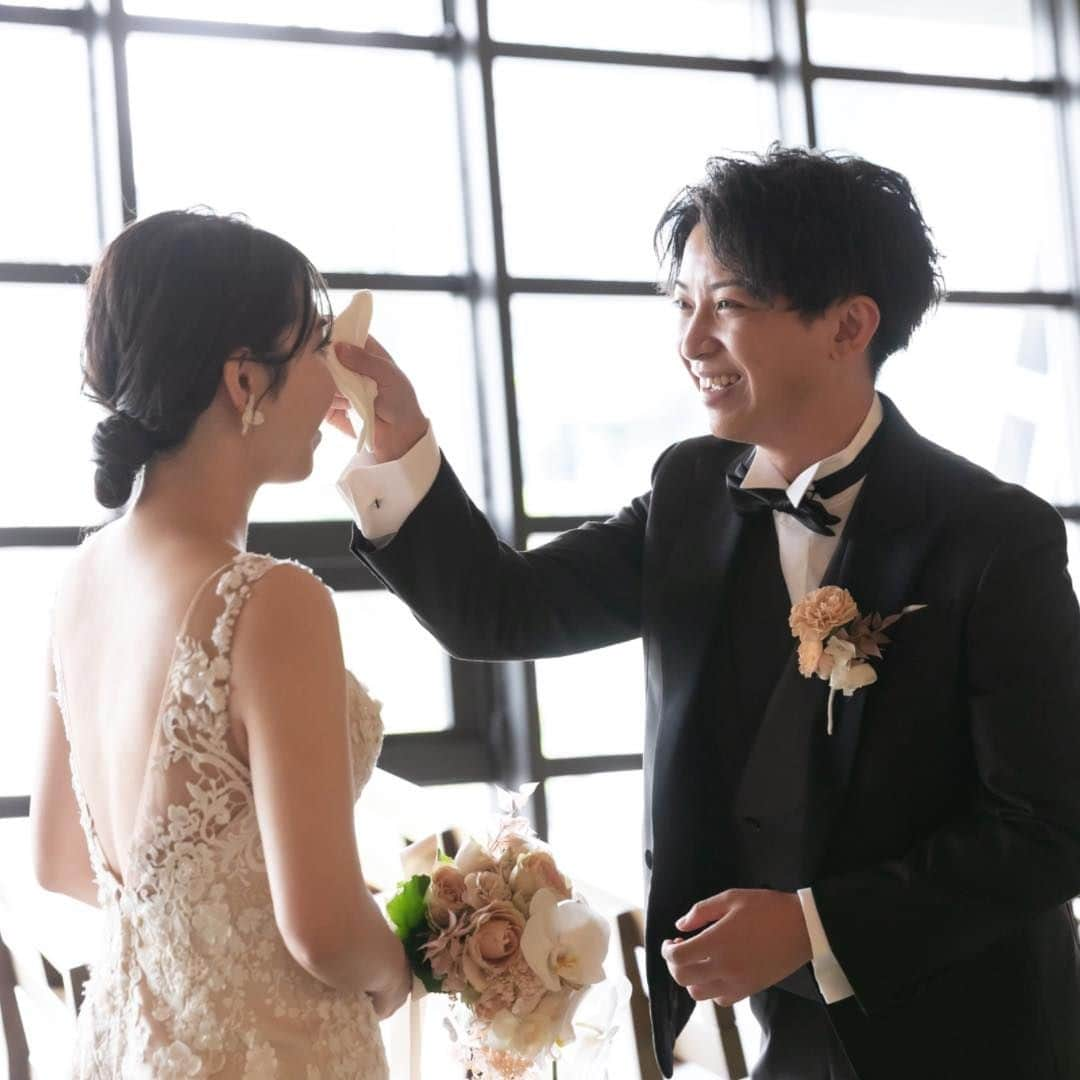 オードヴィーウェディング【名古屋・結婚式場】 さんのインスタグラム写真 - (オードヴィーウェディング【名古屋・結婚式場】 Instagram)「𝐏𝐚𝐫𝐭𝐲 𝐑𝐞𝐩𝐨𝐫𝐭 𝟏   優美な曲線のシルエットで 洗練されたマーメイドドレス  エンブロイダリーレースと ホースヘアのロングトレーンが 華やかでラグジュアリーな気品を放ちます  ┈┈┈┈┈┈┈┈ ✴︎ 𓌉◯𓇋 ✴︎ ┈┈┈┈┈┈┈┈  これから結婚式を挙げる花嫁さまへ🕊 準備が楽しくなるウェディング情報発信中✨  おいしいもおしゃれも全部叶える！ 名古屋のおしゃれなレストラン𝐖𝐞𝐝𝐝𝐢𝐧𝐠なら オードヴィーウェディング💍💐  会場をくわしく見るならプロフィール ＠eaudevie_wedding.edv の𝐔𝐑𝐋をタップ♩  ┈┈┈┈┈┈┈┈ ✴︎ 𓌉◯𓇋 ✴︎ ┈┈┈┈┈┈┈┈  #オードヴィーウェディング #オードヴィー花嫁 #eaudeviewedding #edvwedding #愛知式場 #レストランウェディング #名古屋花嫁 #名古屋のおいしいウェディング  #パーティーレポート #EDVのパーティーレポート  #2023秋婚 #2023冬婚 #2024春婚 #2024夏婚 #プレ花嫁2023 #プレ花嫁2024 #プレ花嫁準備 #名古屋結婚式 #名古屋結婚式場 #東海花嫁 #東海結婚式 #卒花嫁 #花嫁支度」6月24日 19時00分 - eaudevie_wedding.edv