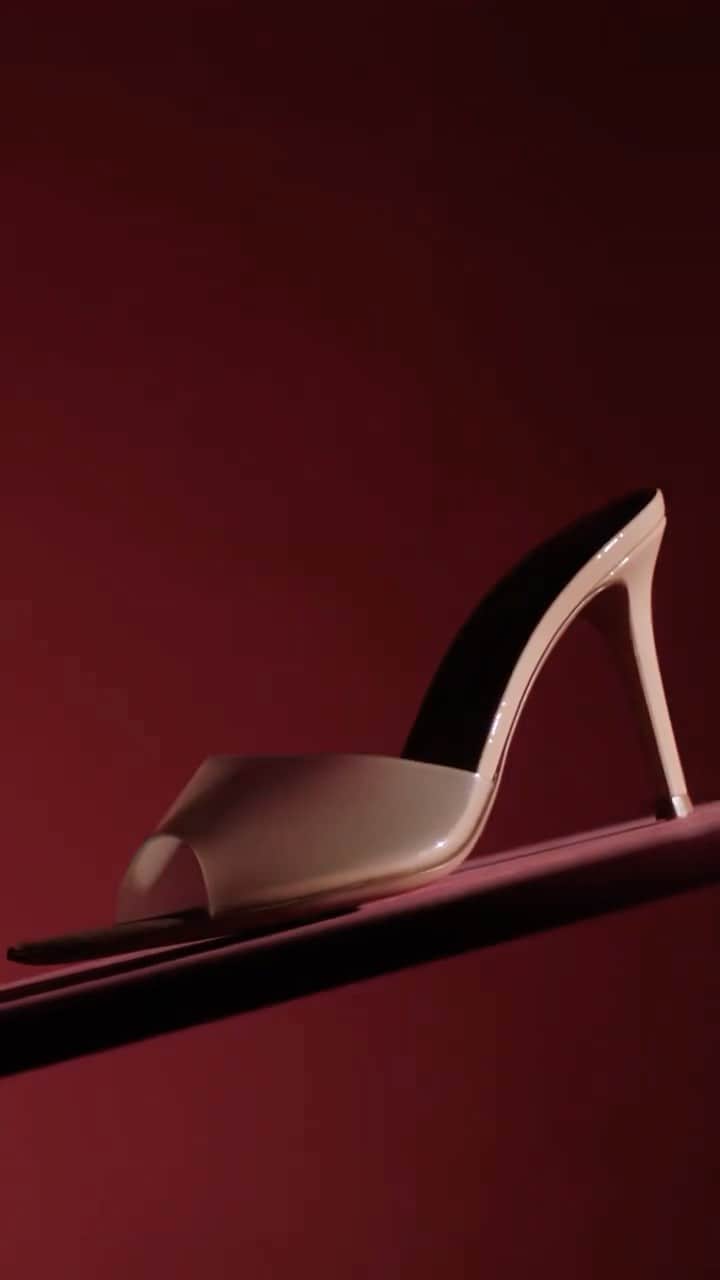 ジャンヴィートロッシのインスタグラム：「Contrasting textures. Elle combines exquisite patent leather with innovatively light Plexi. #GianvitoMules」