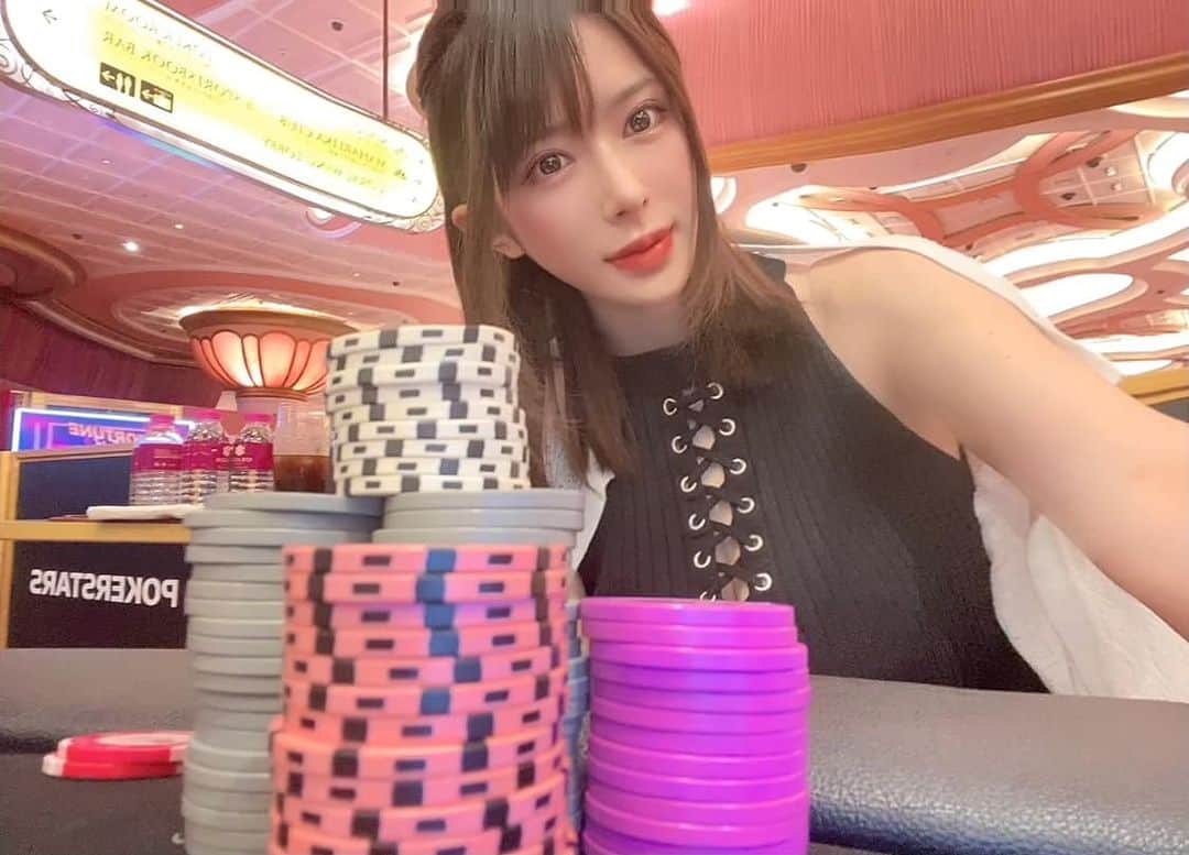 辻井ほのかのインスタグラム：「My hobby is Texas poker. ♣️  我的爱好是德州扑克。 ♣️」