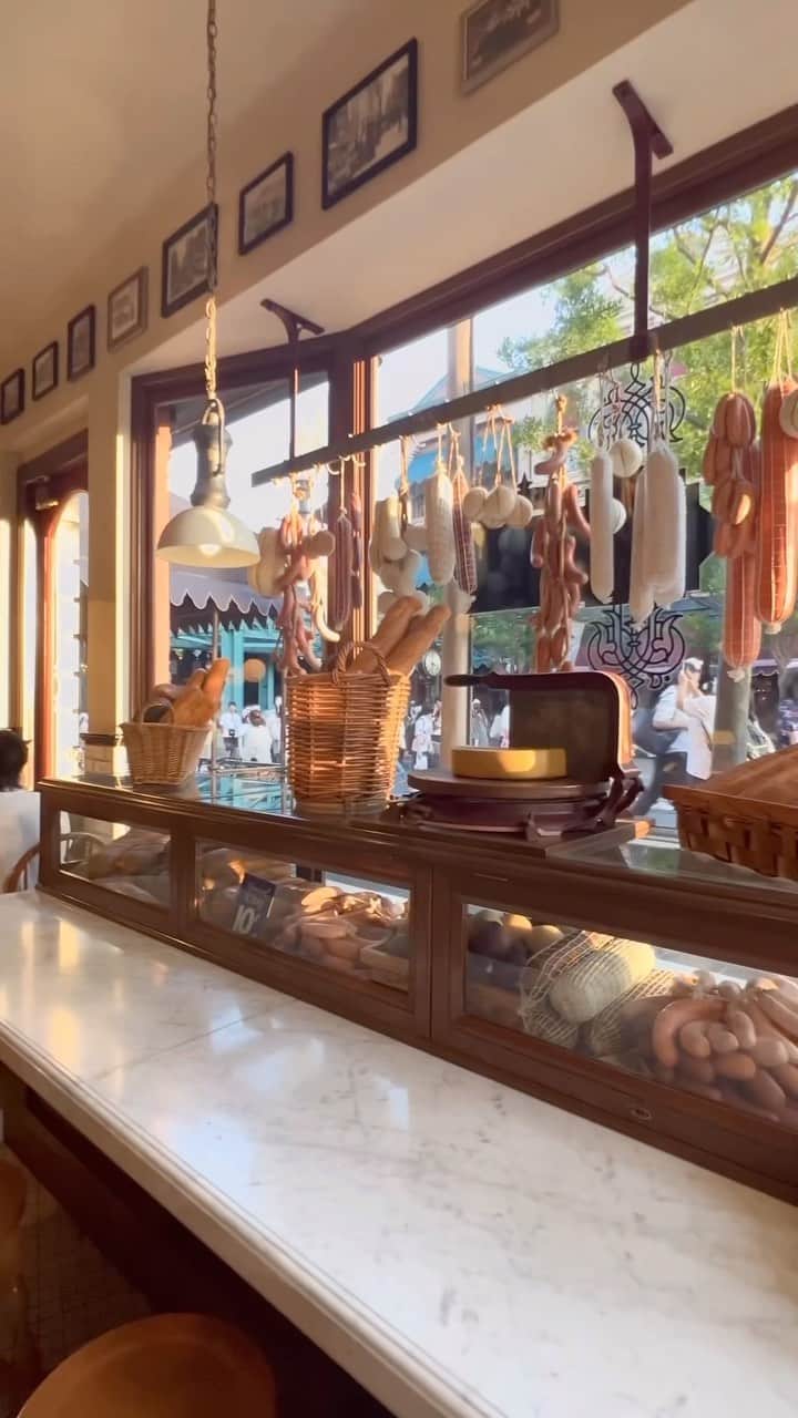雨宮凜々子のインスタグラム：「just eating lol  #disneysea #ディズニーシー #ディズニーカフェ #tokyodisneyresort #disney」