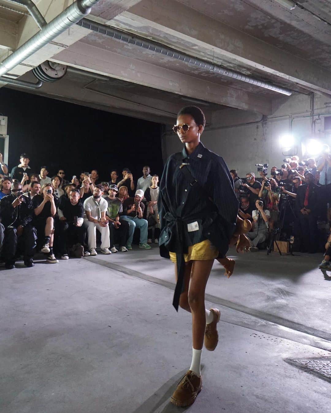 小堺大輔のインスタグラム：「. Maison MIHARA YASUHIRO SPRING/SUMMER 2024 Runway Show  “ LO-FI VISION ” @miharayasuhiro   なんと会場は立体駐車場！ どの服も演出も全てカッコ良かったです！  千葉友なのでいままで本業見てなかったけど笑 スタイリングも本当カッコ良かった！ ありがとう！お疲れ様でした！ @otayukari   まこっちゃんも本当いろいろありがとうございました！ @makotojimbo   いまパリはお昼時。 こっちは毎日夜22時まで明るいので1日が長い！  そして円が弱くてびっくりするほど全てが高い！ 普通に過ごしてても1日何マンもなくなります。  でも、やっばり来る価値あるんだよな〜。 FW中のパリは全てが刺激的でこの経験が後までずっと残ります。  毎朝鐘の音を聴きながら素晴らしかった昨日を振り返り珈琲を飲んでる時間が最高です。  #miharayasuhiro  #Paris」