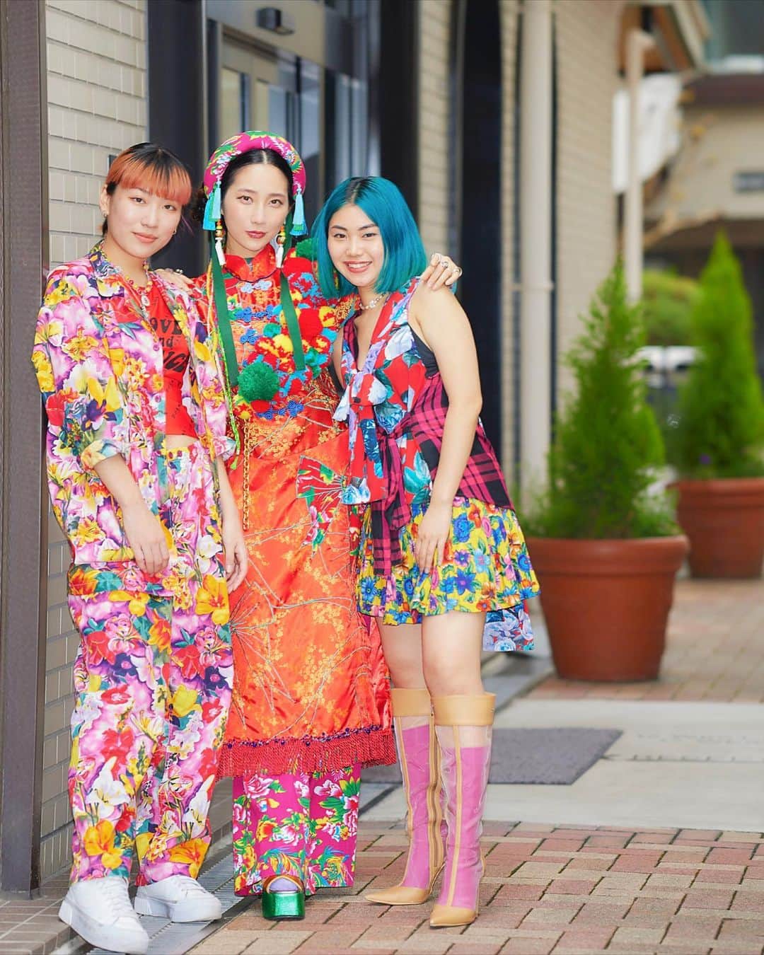 ファーストサマーウイカのインスタグラム：「大阪文化服装学院さん( @osakabunka )で いつも衣装提供でお世話になっている @dokkavivid の @akiho2312 さんと @nodoka_0809 さんとの トークショーにゲストでお呼びいただきました🙏✨  私の勝負服、ここぞ！という時の衣装には 欠かせない大切なブランドさまのDOKKA vivid さん💐  幼馴染のお2人、 大阪文化服装学院に在学中から それぞれブランドを立ち上げながら 今はそれらを合体させて 2人で @dokkavivid を運営されてます。  中華パターンが生まれるルーツや、 学生時代から変わらぬ革命的な行動力と実行力！ @spiceroom415 やアップサイクルの 取り組みも感激することばかり😭  刺激をいただきました！ お2人のつくる作品に 負けない人間にならなければ、と たくさんパワーいただきました！  大阪文化服装学院のみなさま、 お話を聞いてくださった高校生、保護者の皆様 ありがとうございました🥲🙏💐✨」