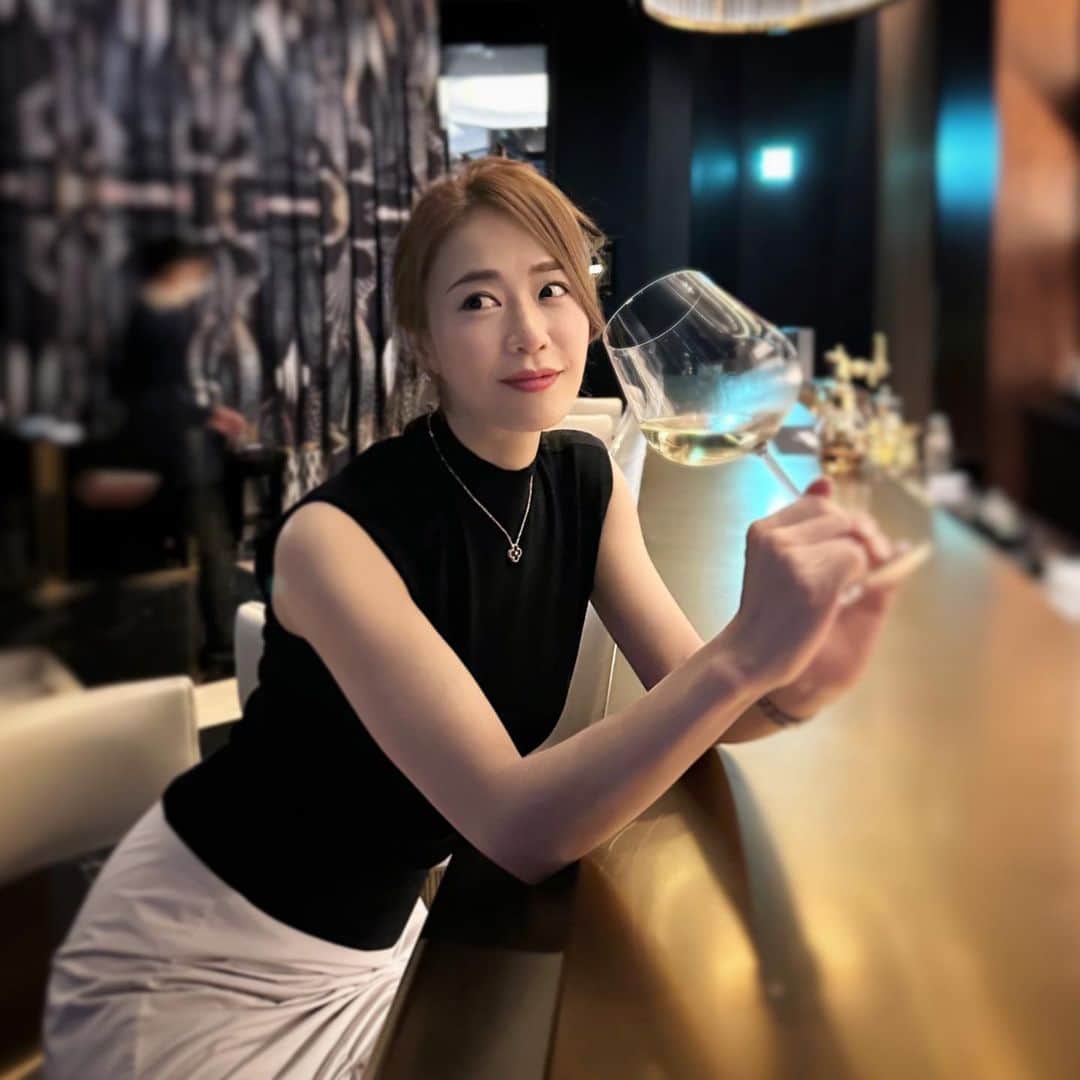 しろまっするのインスタグラム：「･ Cheers to the good times 🍷  今月は実家帰省していたり、体調崩したりで 全く出かけて無いので、過去投稿。📸笑  6月は気圧にやられるので、嫌いです🤣☔️笑  #latergram #winelovers #winelove #ワインのある暮らし  #ワイン好きな人と繋がりたい #しろまっする」