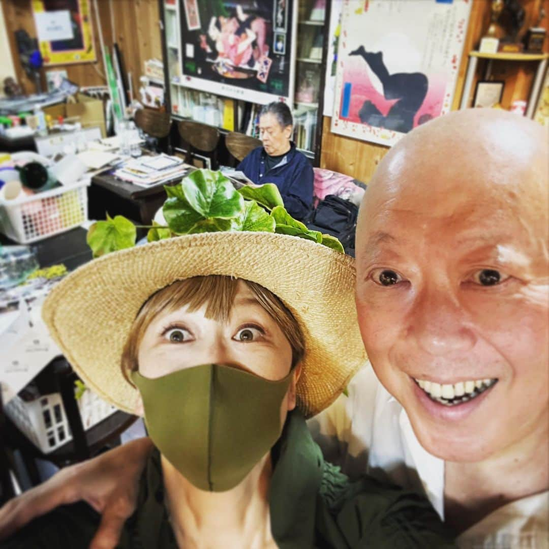 広崎うらんさんのインスタグラム写真 - (広崎うらんInstagram)「#少女都市からの呼び声 テント版の新宿花園神社⛩️からは新しい歌舞伎町ビルの頂きが見える🏙️この日スマホを忘れて😂そこら辺にいる方に撮って頂いた写真と、稽古場に初めて侵入した日を添えて❣️  テント小屋に毎日沢山のお客様、そして韓国の取材も入りあんな方やこんな方も桟敷で御覧になってる😱💖体験されたしこの文化❤️そして打上げまでが文化❣️この日程参加しなかった事を後悔したことはない泣！  テント版は27日月曜まで！そして我らがミラノ座版が7月に開幕🤩  @gitan.ohtsuru  @shinjuku_ryozanpaku  @chiendormant   #新宿梁山泊 #唐十郎」6月24日 19時14分 - uranhirosaki