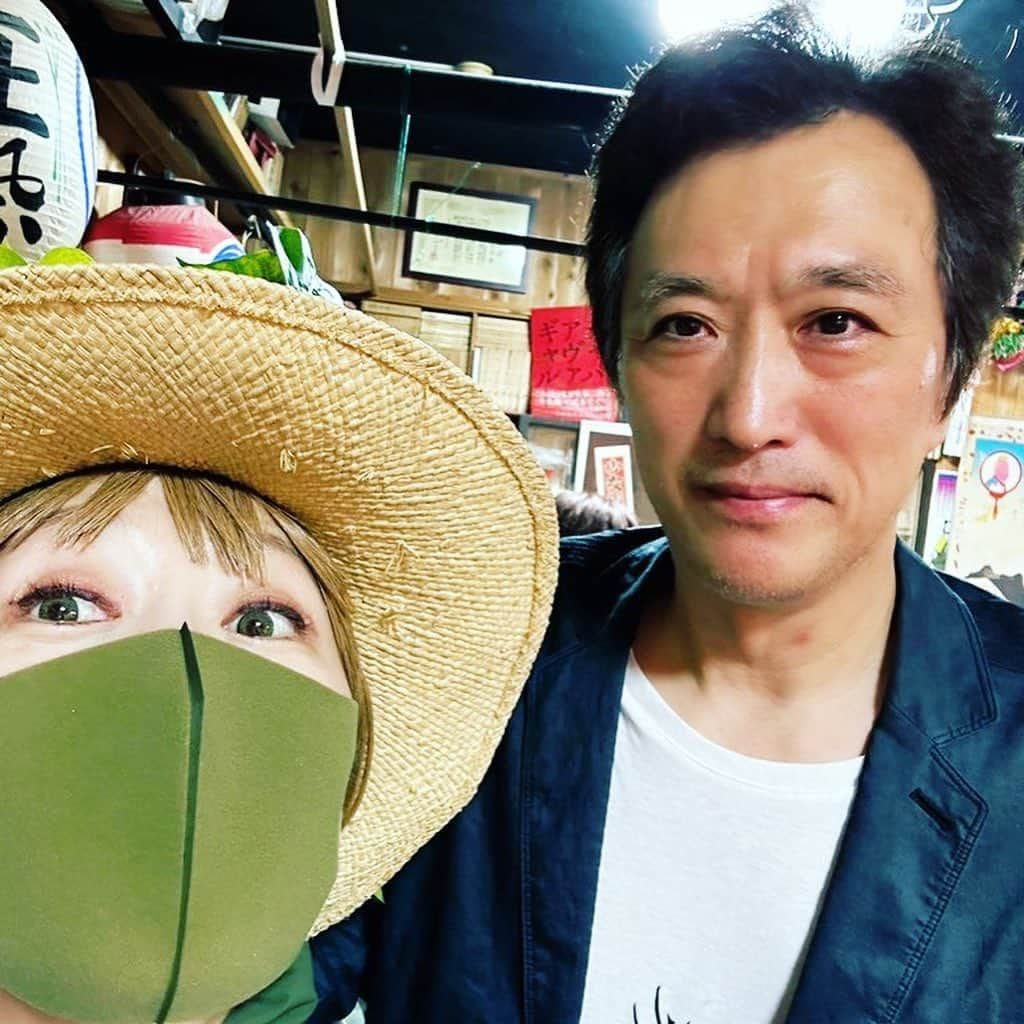 広崎うらんさんのインスタグラム写真 - (広崎うらんInstagram)「#少女都市からの呼び声 テント版の新宿花園神社⛩️からは新しい歌舞伎町ビルの頂きが見える🏙️この日スマホを忘れて😂そこら辺にいる方に撮って頂いた写真と、稽古場に初めて侵入した日を添えて❣️  テント小屋に毎日沢山のお客様、そして韓国の取材も入りあんな方やこんな方も桟敷で御覧になってる😱💖体験されたしこの文化❤️そして打上げまでが文化❣️この日程参加しなかった事を後悔したことはない泣！  テント版は27日月曜まで！そして我らがミラノ座版が7月に開幕🤩  @gitan.ohtsuru  @shinjuku_ryozanpaku  @chiendormant   #新宿梁山泊 #唐十郎」6月24日 19時14分 - uranhirosaki