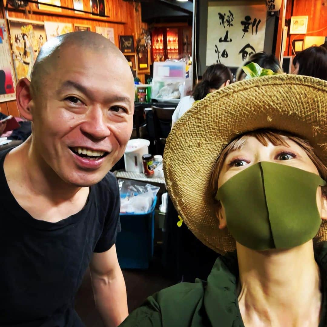 広崎うらんさんのインスタグラム写真 - (広崎うらんInstagram)「#少女都市からの呼び声 テント版の新宿花園神社⛩️からは新しい歌舞伎町ビルの頂きが見える🏙️この日スマホを忘れて😂そこら辺にいる方に撮って頂いた写真と、稽古場に初めて侵入した日を添えて❣️  テント小屋に毎日沢山のお客様、そして韓国の取材も入りあんな方やこんな方も桟敷で御覧になってる😱💖体験されたしこの文化❤️そして打上げまでが文化❣️この日程参加しなかった事を後悔したことはない泣！  テント版は27日月曜まで！そして我らがミラノ座版が7月に開幕🤩  @gitan.ohtsuru  @shinjuku_ryozanpaku  @chiendormant   #新宿梁山泊 #唐十郎」6月24日 19時14分 - uranhirosaki