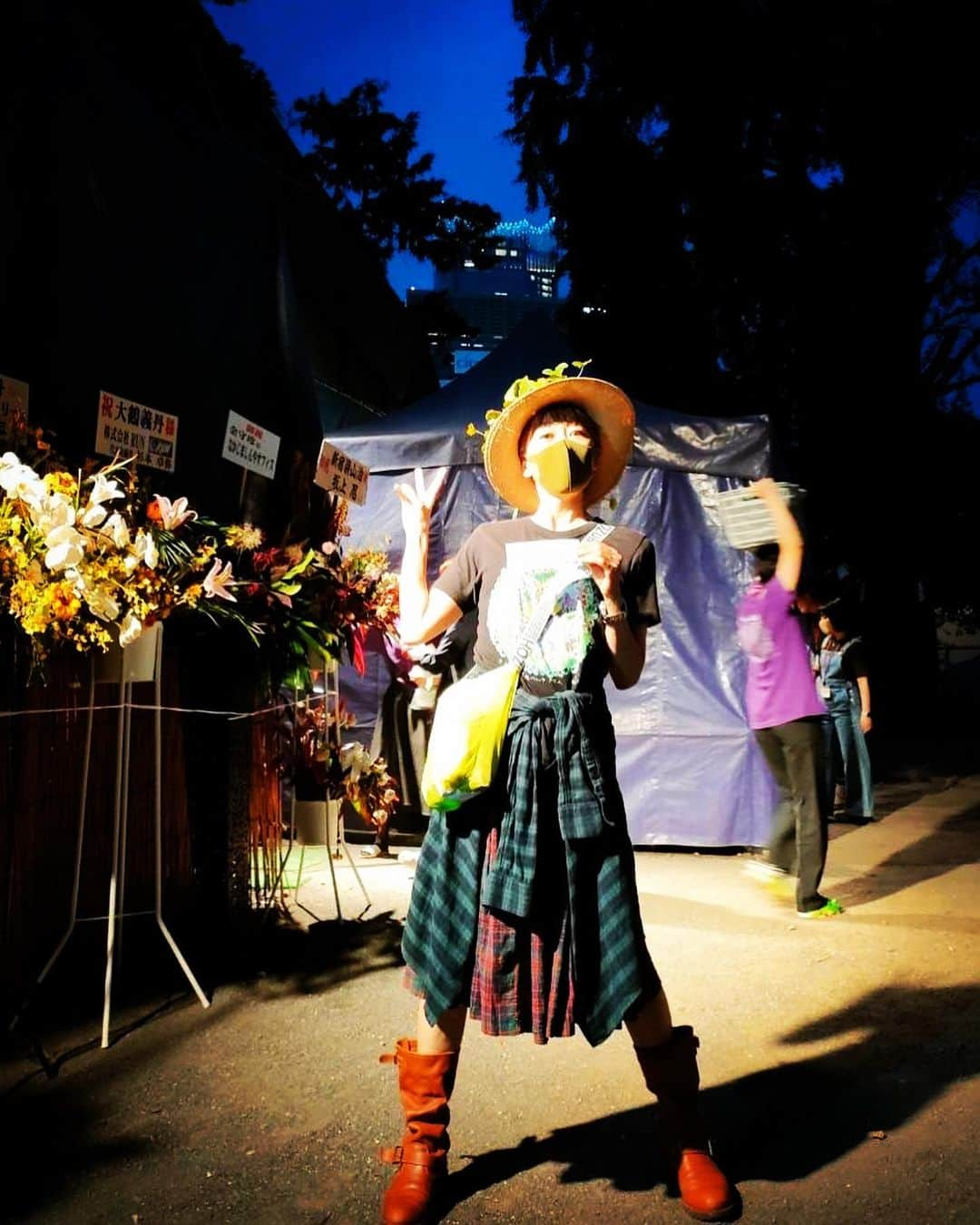 広崎うらんのインスタグラム：「#少女都市からの呼び声 テント版の新宿花園神社⛩️からは新しい歌舞伎町ビルの頂きが見える🏙️この日スマホを忘れて😂そこら辺にいる方に撮って頂いた写真と、稽古場に初めて侵入した日を添えて❣️  テント小屋に毎日沢山のお客様、そして韓国の取材も入りあんな方やこんな方も桟敷で御覧になってる😱💖体験されたしこの文化❤️そして打上げまでが文化❣️この日程参加しなかった事を後悔したことはない泣！  テント版は27日月曜まで！そして我らがミラノ座版が7月に開幕🤩  @gitan.ohtsuru  @shinjuku_ryozanpaku  @chiendormant   #新宿梁山泊 #唐十郎」