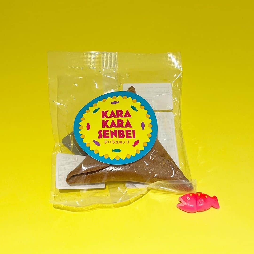 デハラユキノリのインスタグラム：「＼🍪NEW  ARRIVAL🍘／  デハラユキノリ / DEHARA YUKINORI(@deharayukinori )のからからせんべいが入荷しました‼️  中にはデハラさん特性おさかなソフビが入ってます🐟 遊び心満載のおかしなせんべいをお楽しみください😊  ぜひ店頭へお越しくださいませ✨  ______________________  デハラユキノリ / DEHARA YUKINORI (@deharayukinori )  1974年高知県カツオ生まれ、ビール育ち。年間制作フィギュア約400体、飲酒ビール400リットル。東京を拠点にフィギュアイラストレーターとして活動。Nike、NEC、タワーレコード、アシックスヨーロッパなどの広告を手がける一方、作家として年間5～6回のペースで個展を行い東京をはじめ 台湾・香港・韓国・上海・パリ・NY・LAなどで新作を発表している。著書に作品集 「DEHARA」写真集「サトシ君のリストライフ」、絵本に「お野菜戦争」がある。「きのこの山」キャラクターきの山さんデザイン、いきものががりベスト盤「いきものばかり」のジャケット、高知の「おとどちゃん」「べろべろの神様」などを手がけている。」