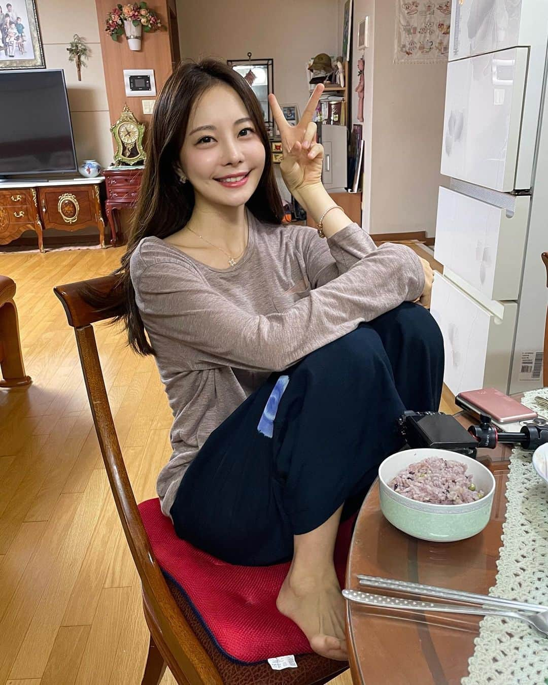 キム・ミニョンさんのインスタグラム写真 - (キム・ミニョンInstagram)「할무니집에서 👵🏻 든든~~~하게 세끼 먹구왔어요 🍚 사랑하는사람들과  사랑넘치는 시간 보내는거 너무 중요해....❤️ 옳라프친구들도 부모님,할아버지 할머니께 연락드려보기!!!! 그리고 행복한 시간 보내기 !!!!❤️」6月24日 19時09分 - minyoung_aori