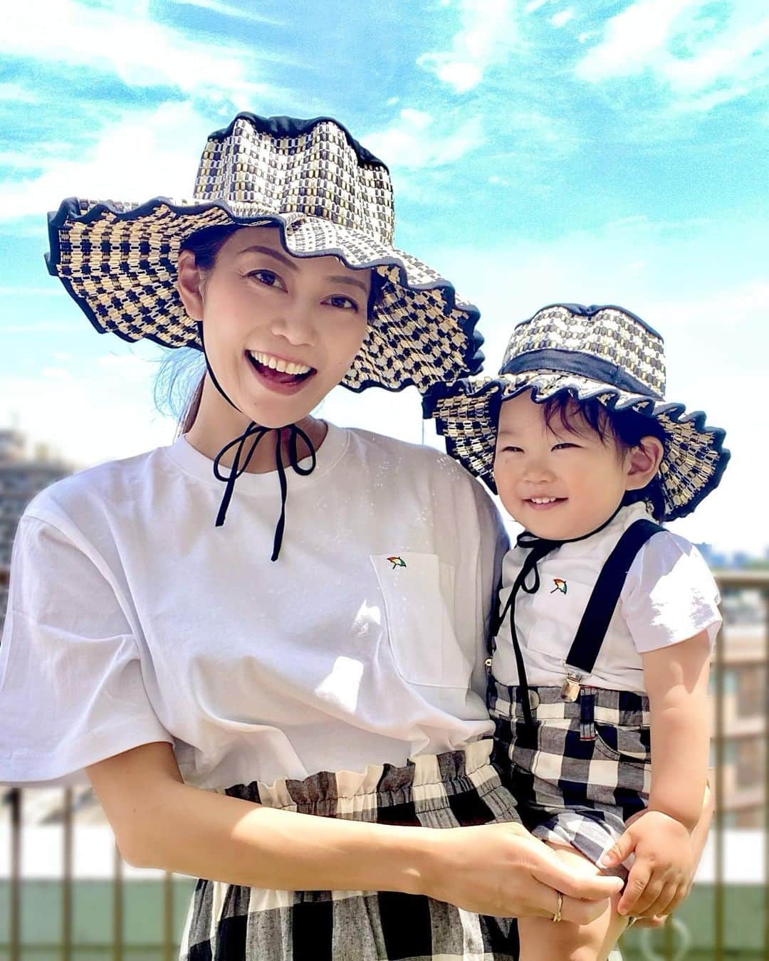 のインスタグラム：「息子とお揃いコーデどや🥰🫶 @arnoldpalmer_jp の白shirtお気に入り😘 柔らかい生地で胸ポケットも可愛い❤️ ⛱マークって昔から可愛いと思ってた✨ 男の子babyとのお揃いコーデもすっごく楽しい🫶 素材や柄を一緒にするだけでリンクできる✨ 私の最近のお気に入りアクセも載せておくね♡  T shirt: @arnoldpalmer_jp  mom- Lsize son- 95cm  #アーノルドパーマー #arnoldpalmer #家族コーデ #ペアコーデ #親子コーデ #リンクコーデ #白T #おしゃれ好きな人と繋がりたい  accessory 中指ring: @bijou_de_riviere  薬指ring: @danielwellington  bangle: @mk_and_t #pr」