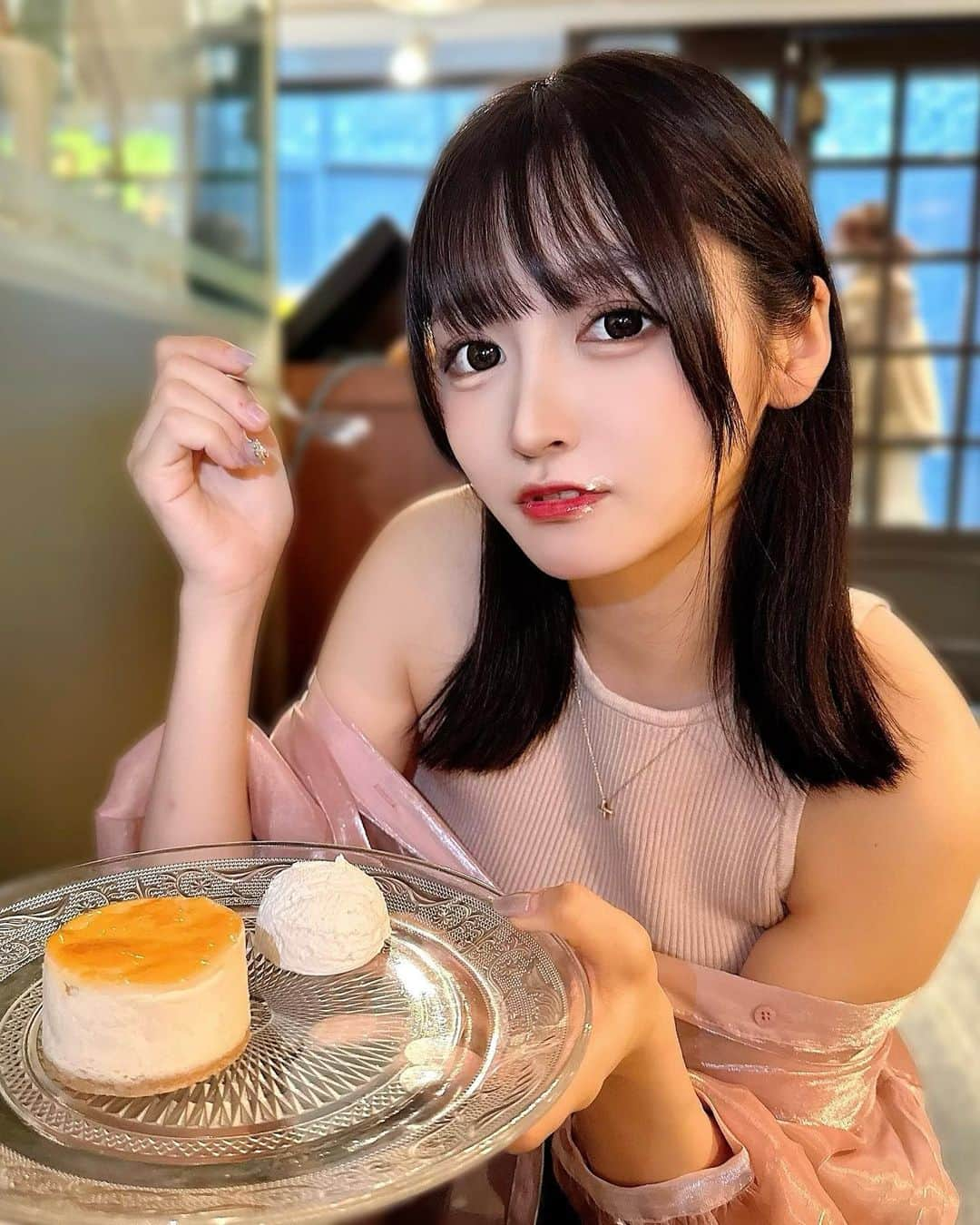 真崎千波のインスタグラム：「🍰🍽️ * TBワンマンまであと17日 * 一緒に食べる？ (チョコケーキとチーズケーキとタルト以外のケーキは嫌いで食べれない) * #渋谷カフェ #渋谷 #biocafe #オフショル #肩出し #pink #ootd #instagood #instafashion #chico #カフェ巡り」